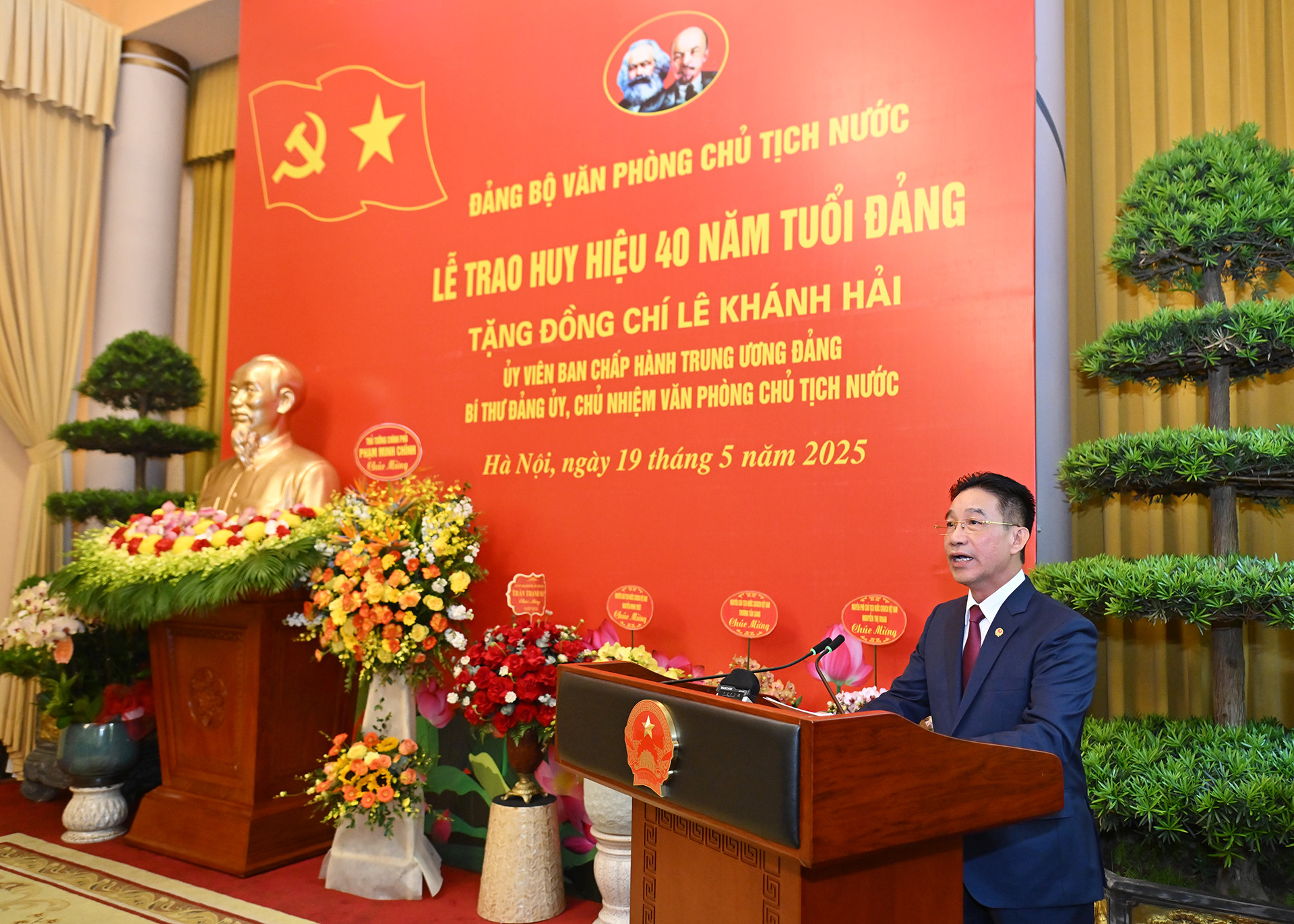 [Ảnh] Chủ tịch nước Lương Cường trao huy hiệu 40 năm tuổi Đảng tặng Chủ nhiệm Văn phòng Chủ tịch nước Lê Khánh Hải ảnh 3