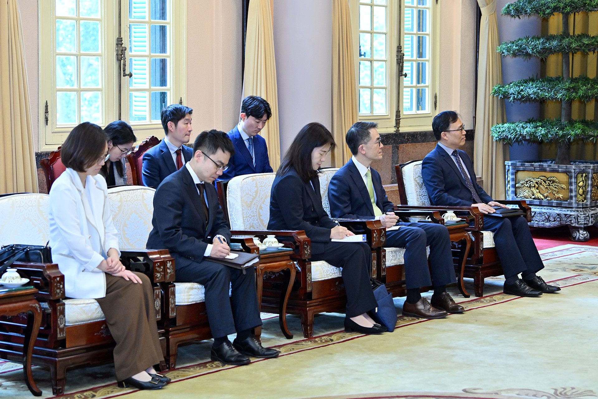 Các đại biểu tháp tùng Bộ trưởng Ngoại giao Hàn Quốc Cho Tae-yul tại buổi tiếp.