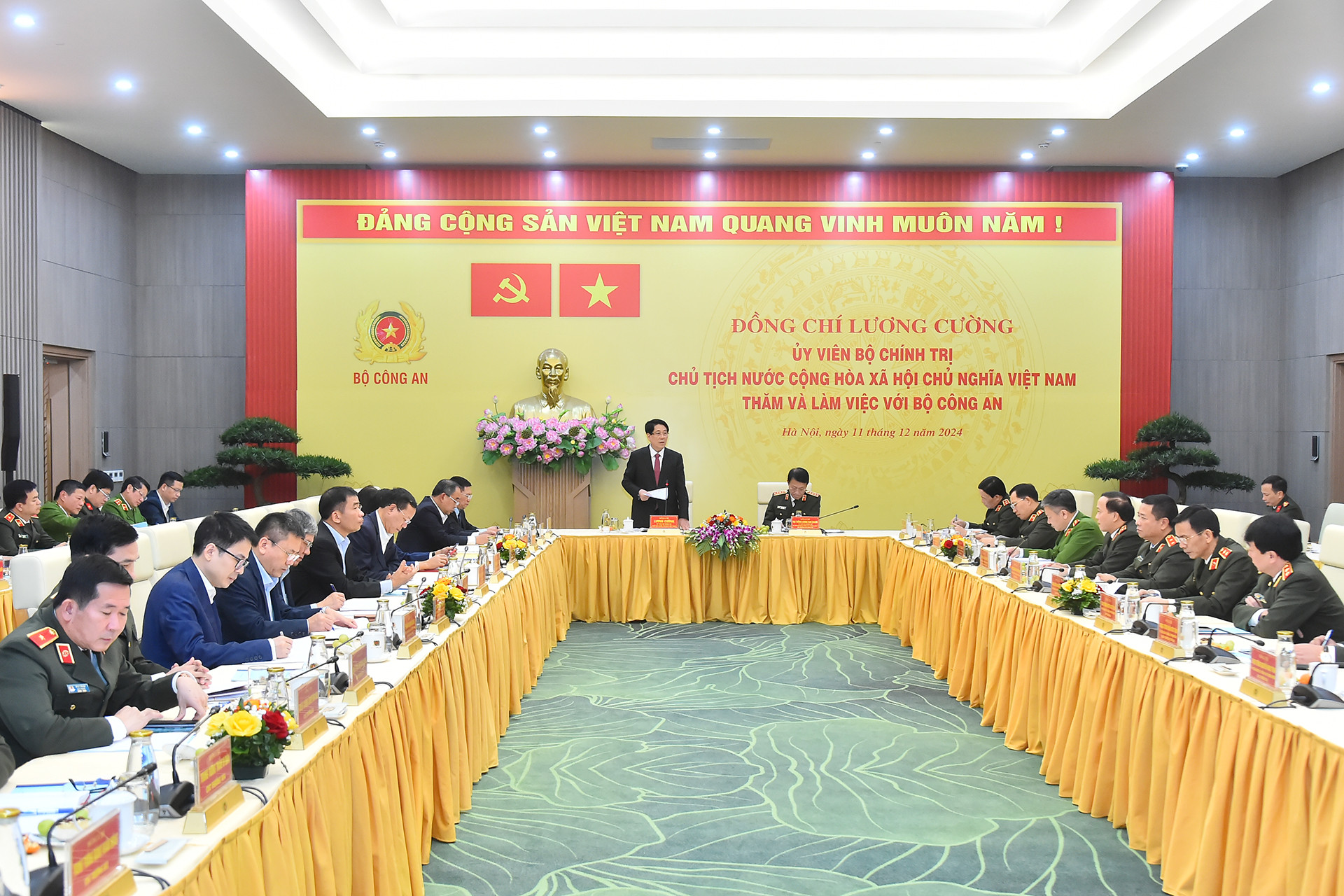 Quang cảnh buổi làm việc. Quang cảnh buổi làm việc.