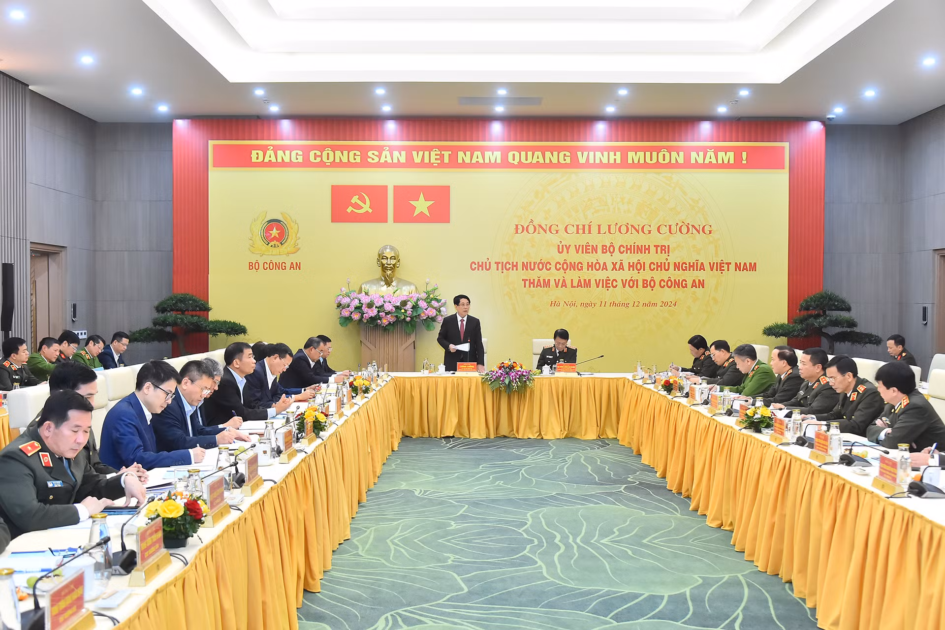 Quang cảnh buổi làm việc. Quang cảnh buổi làm việc.