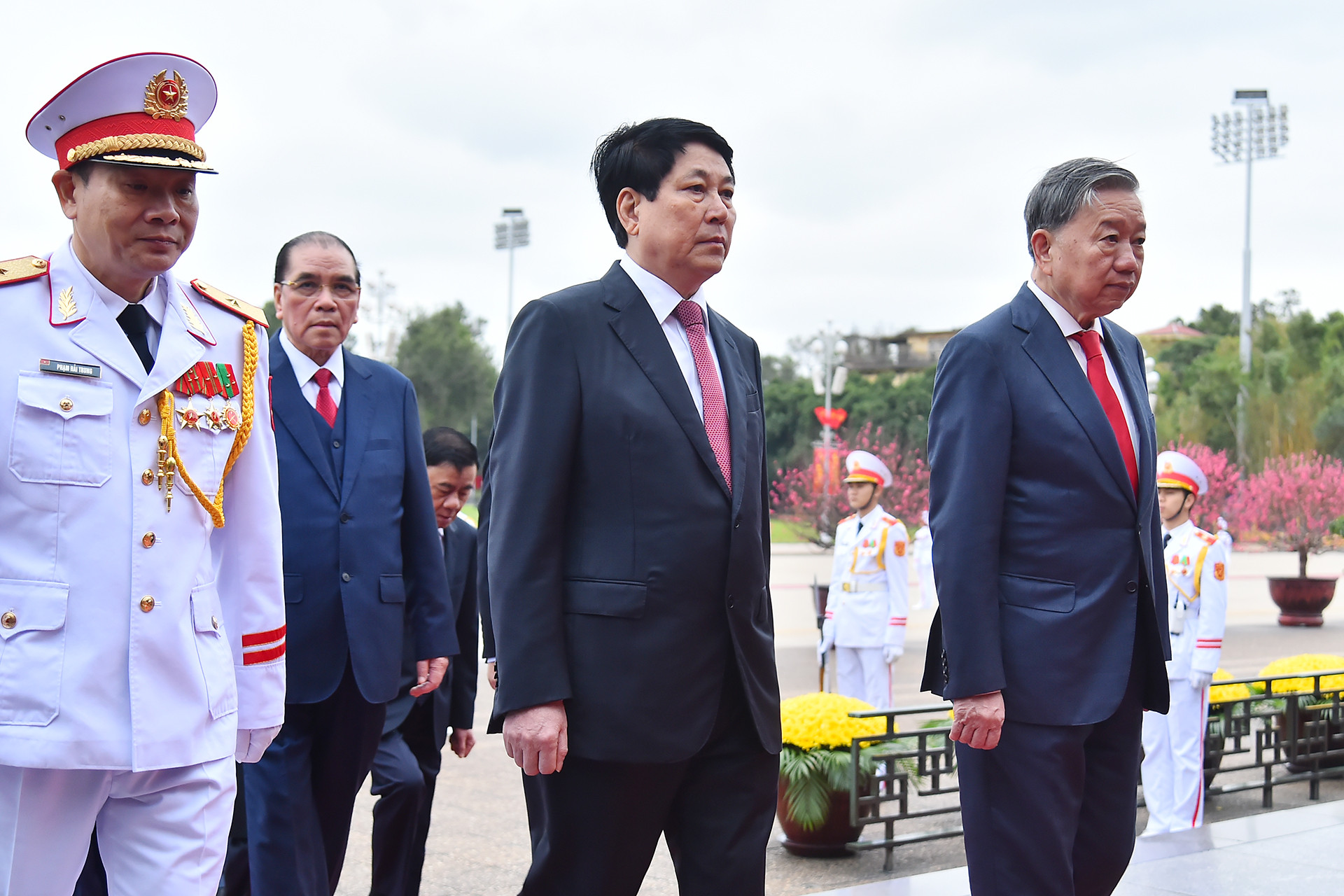 Tổng Bí thư Tô Lâm, nguyên Tổng Bí thư Nông Đức Mạnh, Chủ tịch nước Lương Cường dẫn đầu đoàn đại biểu cấp cao vào Lăng viếng Chủ tịch Hồ Chí Minh.