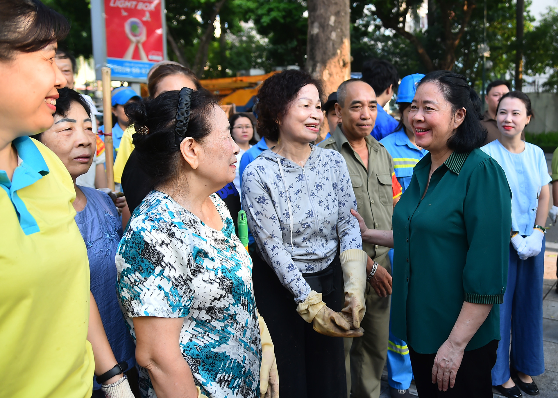Tiếp sau đó, Bí thư Thành ủy Hà Nội Bùi Thị Minh Hoài đã đến động viên và cùng người dân tham gia dọn dẹp vệ sinh môi trường tại khu vực phố Trần Hưng Đạo - Bà Triệu.