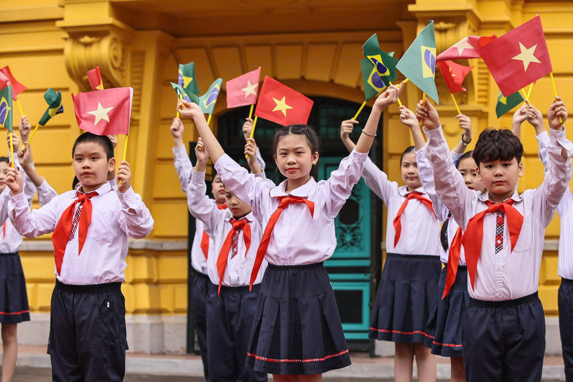 Các em thiếu nhi Thủ đô đón chào Chủ tịch nước Lương Cường và Tổng thống Brazil Luiz Inácio Lula da Silva. Các em thiếu nhi Thủ đô đón chào Chủ tịch nước Lương Cường và Tổng thống Brazil Luiz Inácio Lula da Silva.
