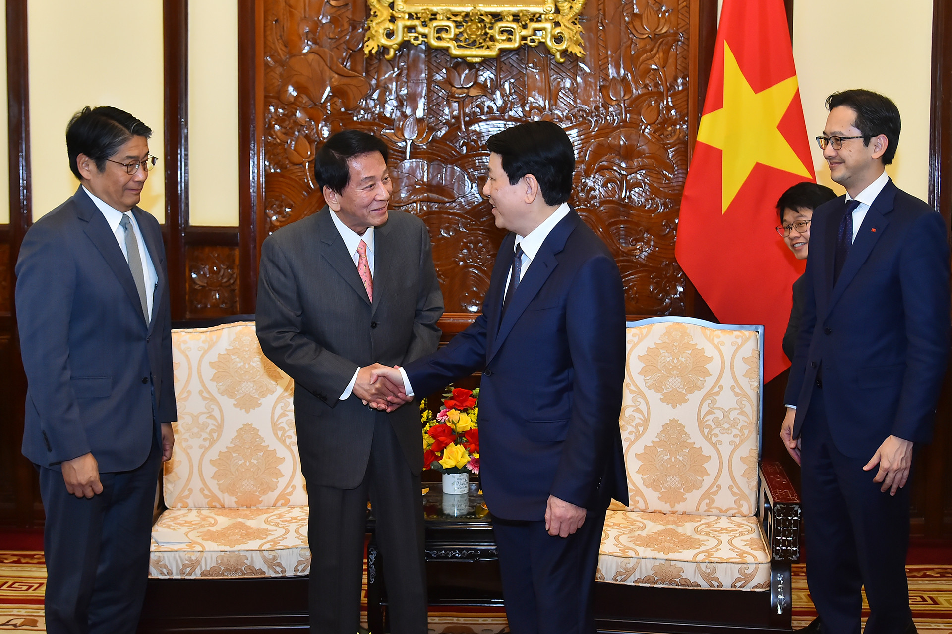 Chủ tịch nước Lương Cường và nguyên Đại sứ đặc biệt Việt Nam-Nhật Bản Sugi Ryotaro cùng các đại biểu tại buổi tiếp. Chủ tịch nước Lương Cường và nguyên Đại sứ đặc biệt Việt Nam-Nhật Bản Sugi Ryotaro cùng các đại biểu tại buổi tiếp.