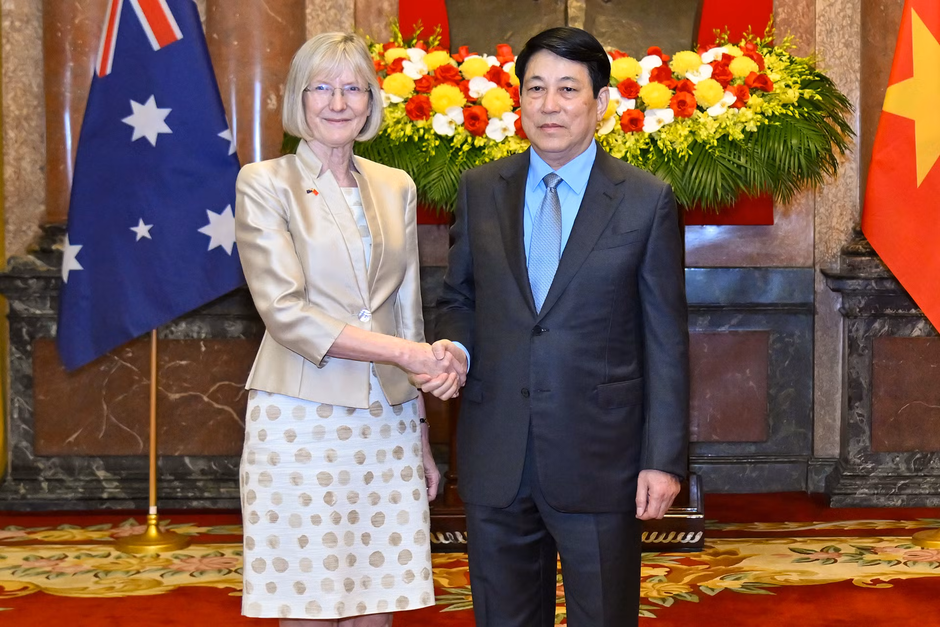 Chủ tịch nước Lương Cường và Đại sứ Australia tại Việt Nam Gillian Bird tại lễ trình Quốc thư. Chủ tịch nước Lương Cường và Đại sứ Australia tại Việt Nam Gillian Bird tại lễ trình Quốc thư.