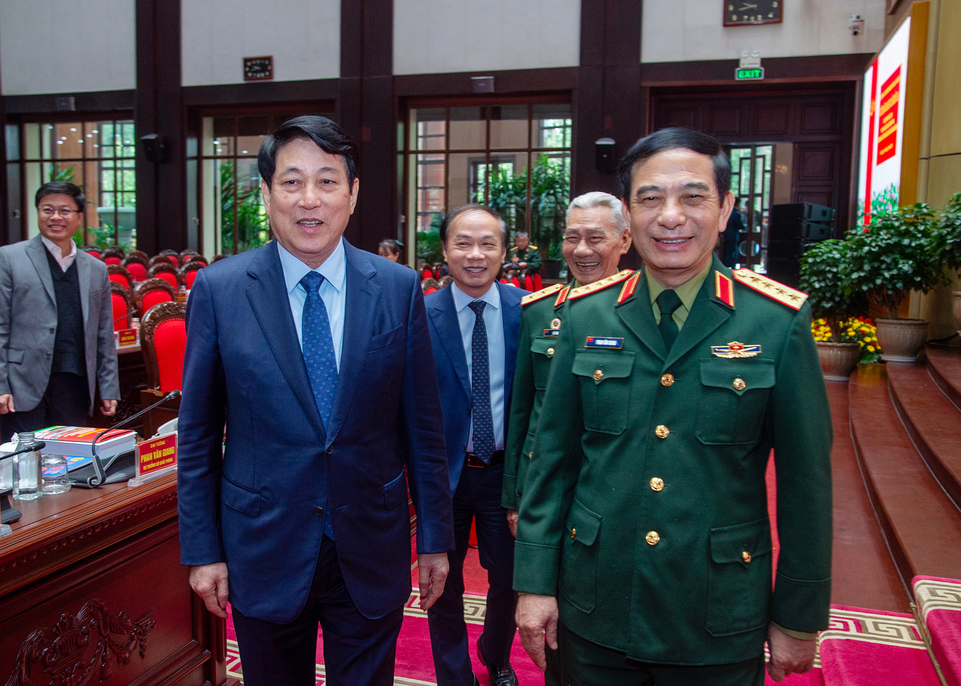 Chủ tịch nước Lương Cường, Bộ trưởng Quốc phòng Phan Văn Giang với các đại biểu tại hội thảo.