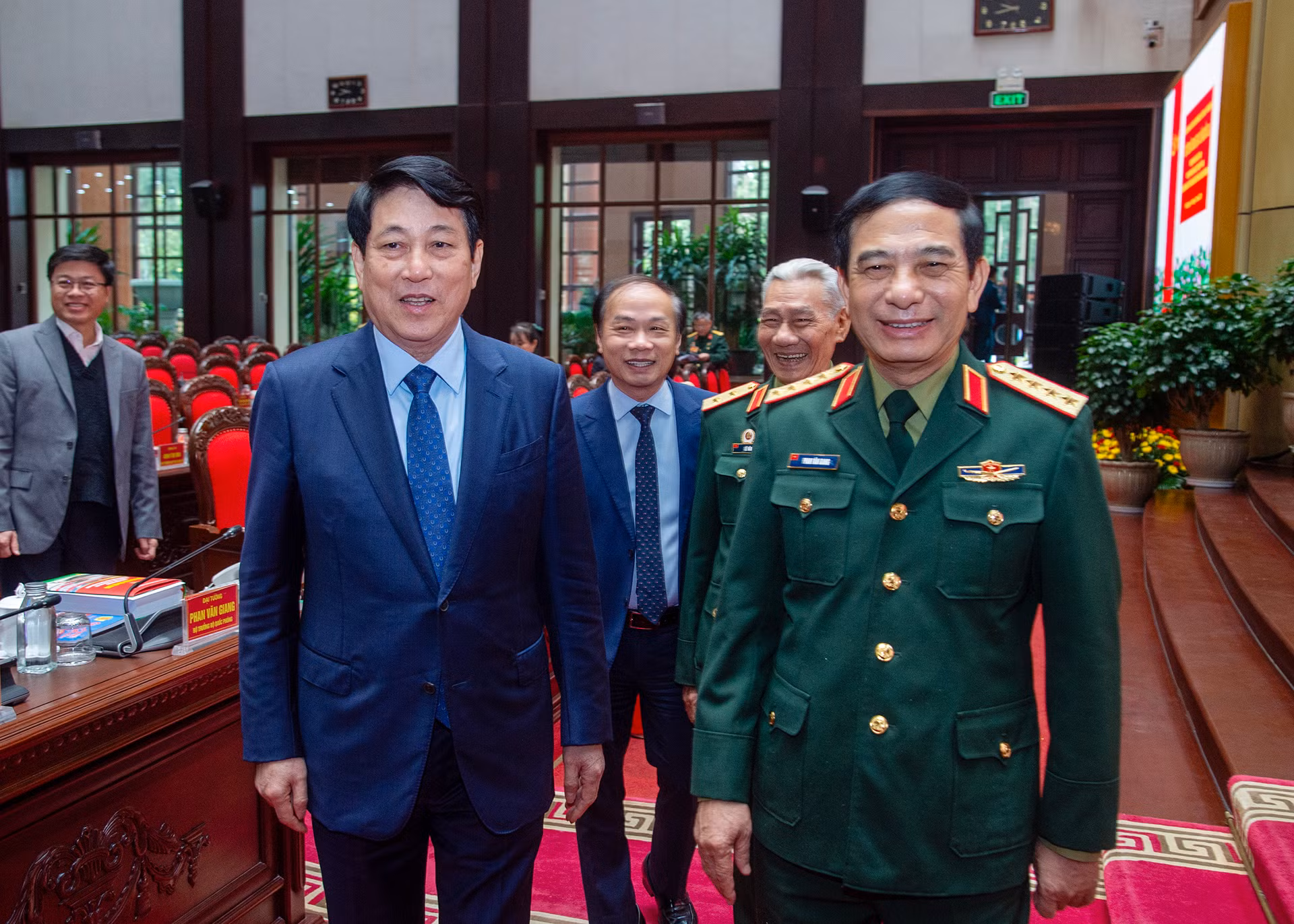 Chủ tịch nước Lương Cường, Bộ trưởng Quốc phòng Phan Văn Giang với các đại biểu tại hội thảo.