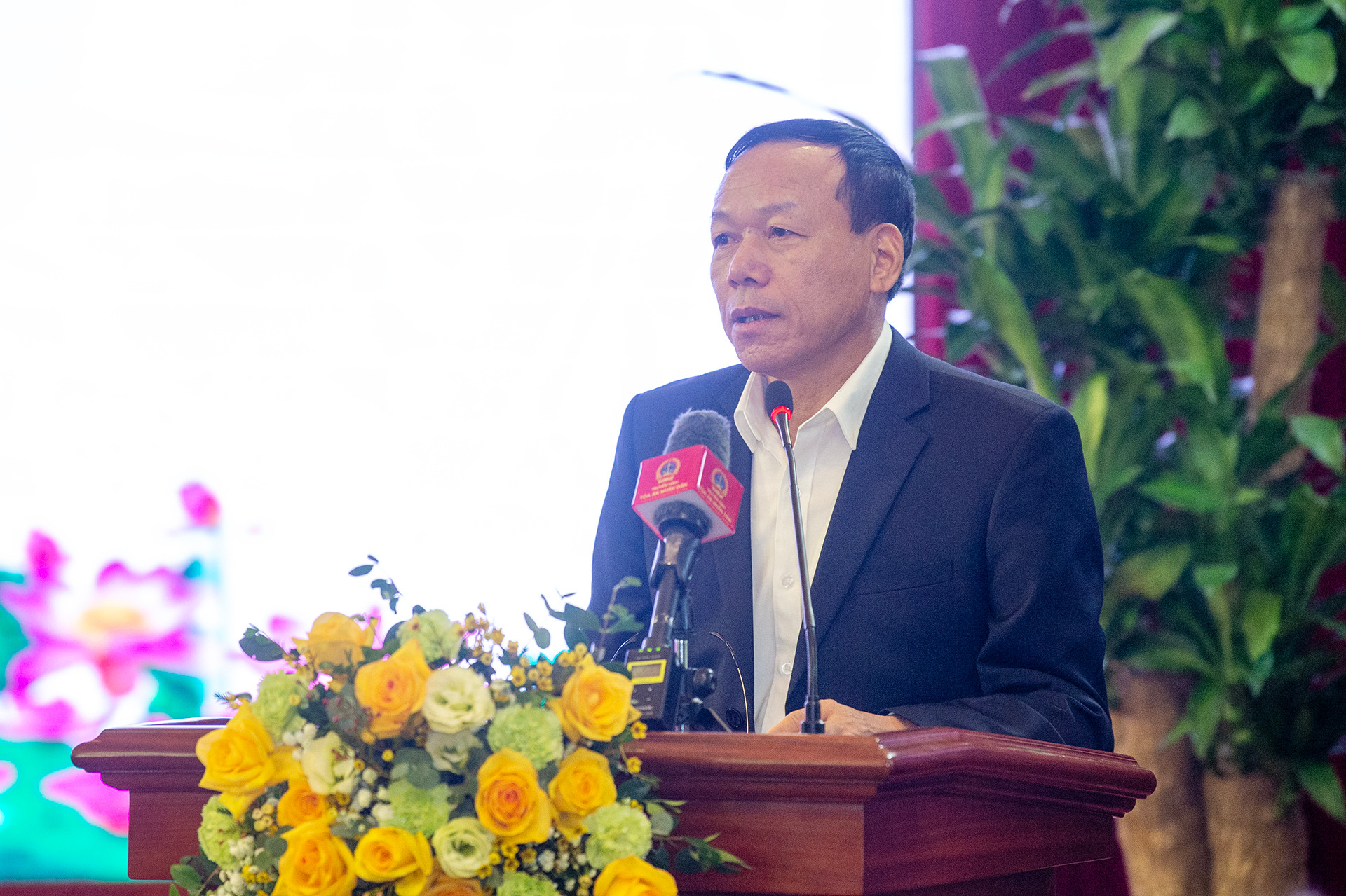 Phó Chánh án Thường trực Tòa án Nhân dân tối cao Nguyễn Trí Tuệ trình bày báo cáo tại buổi làm việc.