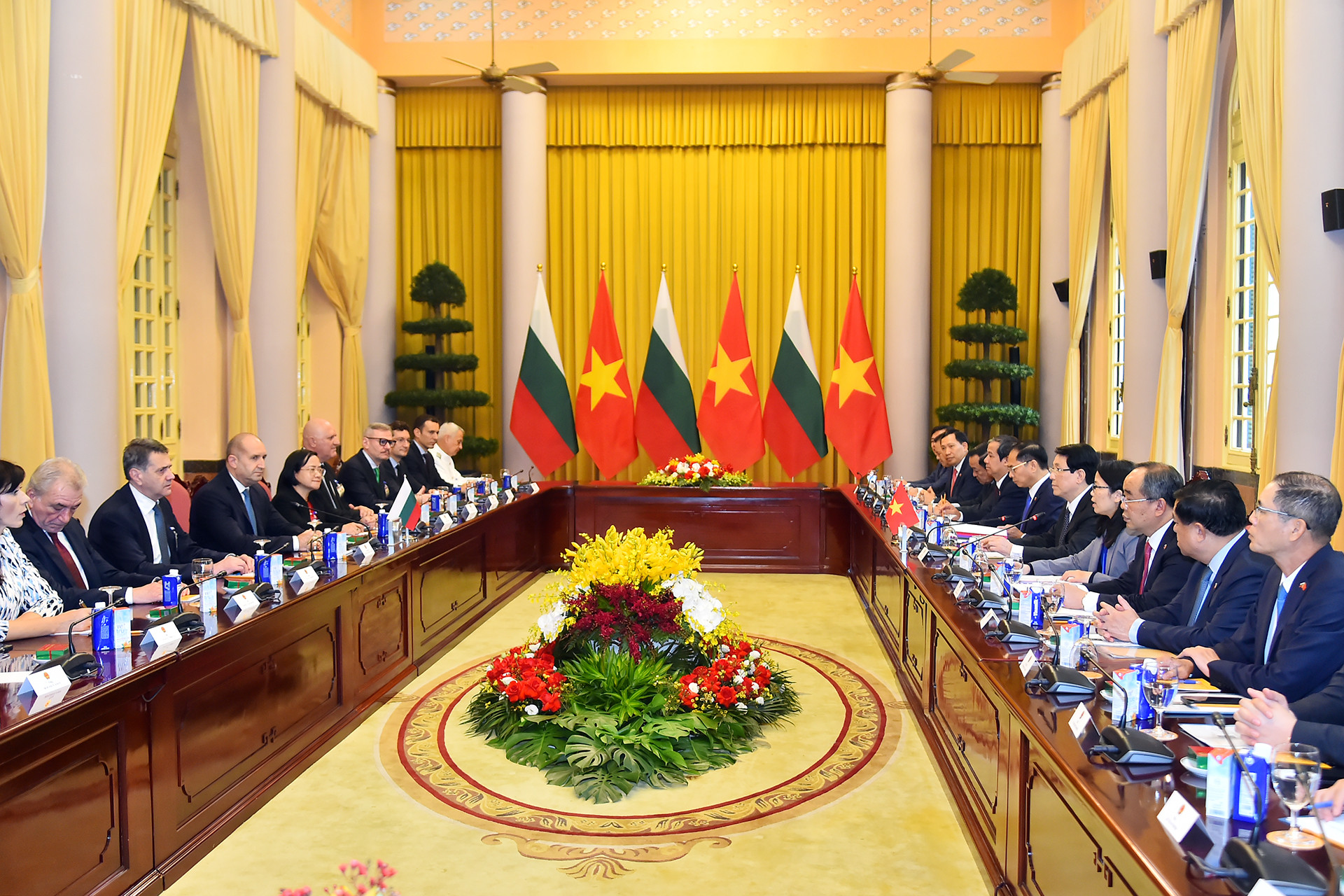 Quang cảnh hội đàm giữa Chủ tịch nước Lương Cường và Tổng thống Bulgaria Rumen Radev tại Phủ Chủ tịch. Quang cảnh hội đàm giữa Chủ tịch nước Lương Cường và Tổng thống Bulgaria Rumen Radev tại Phủ Chủ tịch.