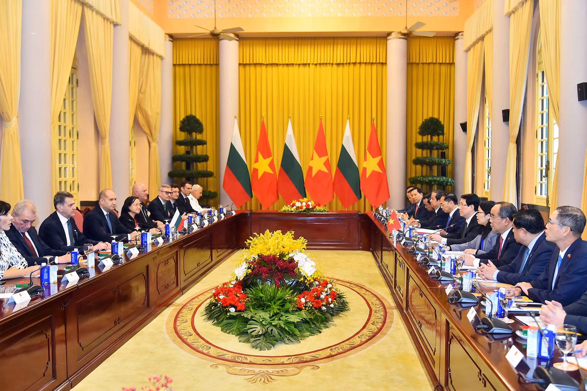 Quang cảnh hội đàm giữa Chủ tịch nước Lương Cường và Tổng thống Bulgaria Rumen Radev tại Phủ Chủ tịch.