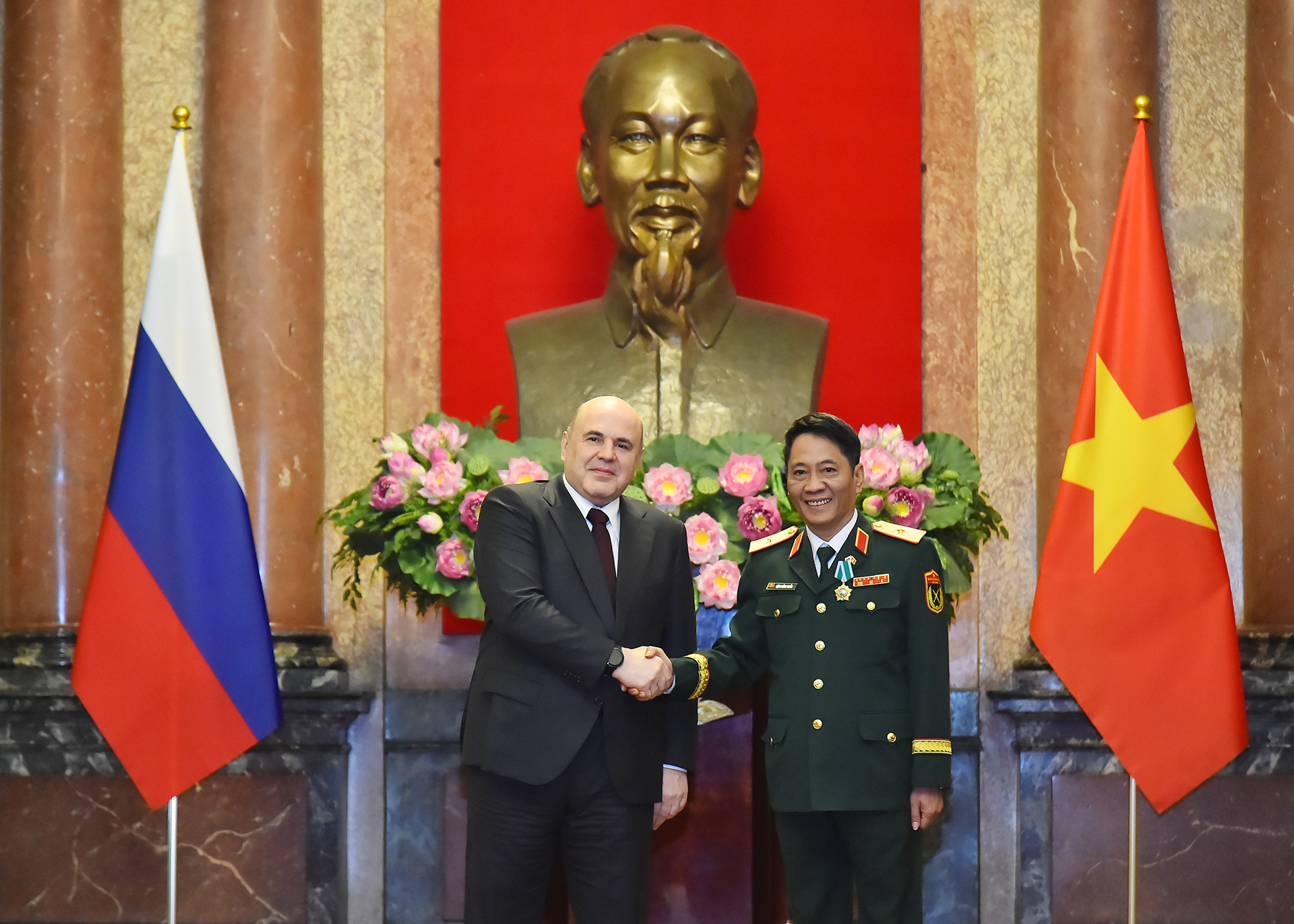 Thủ tướng Nga Mikhail Vladimirovich Mishustin trao Huân chương Hữu nghị của Nhà nước Liên bang Nga tặng Thiếu tướng Đặng Hồng Triển, Tổng Giám đốc Trung tâm Nhiệt đới Việt-Nga.
