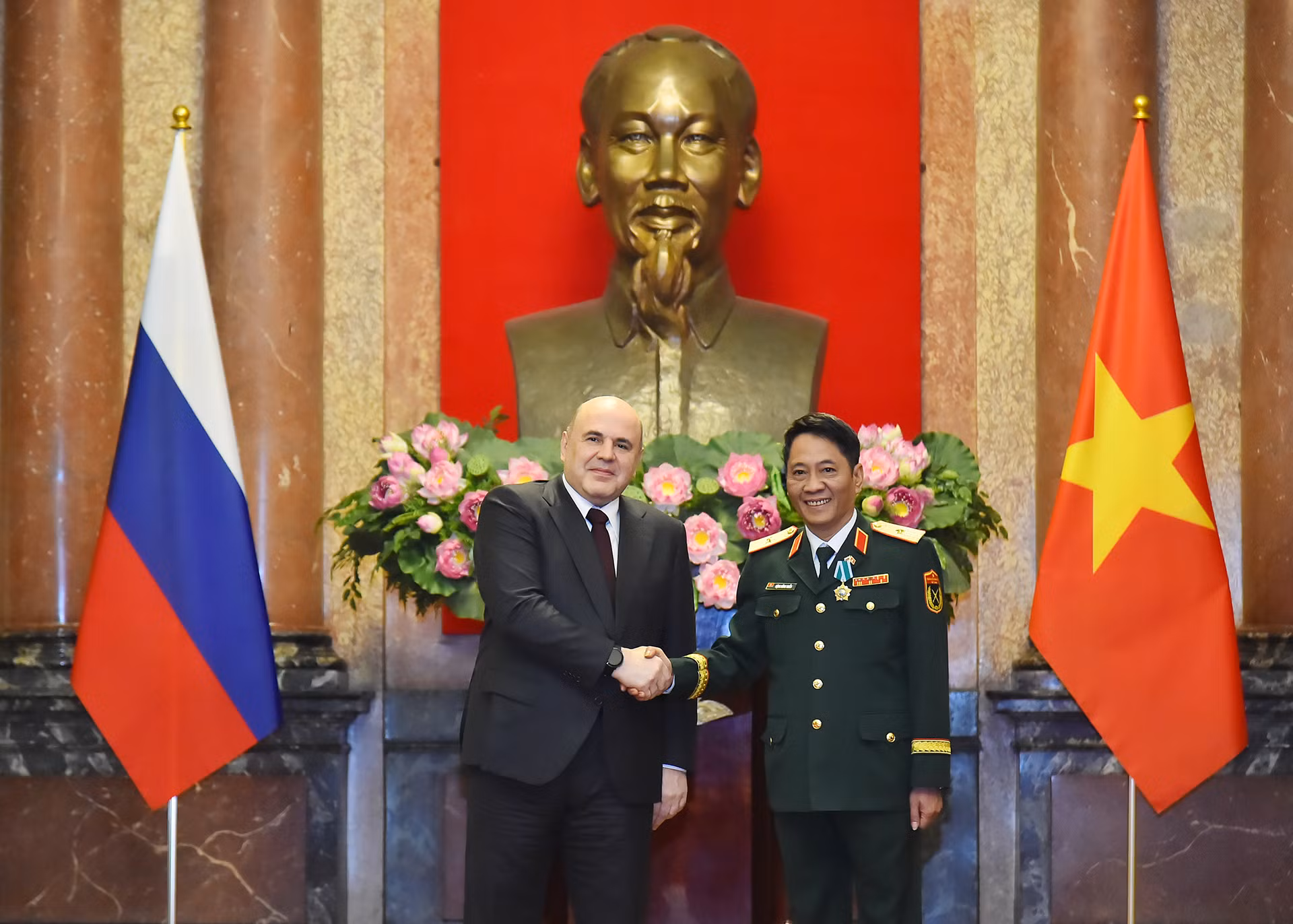 Thủ tướng Nga Mikhail Vladimirovich Mishustin trao Huân chương Hữu nghị của Nhà nước Liên bang Nga tặng Thiếu tướng Đặng Hồng Triển, Tổng Giám đốc Trung tâm Nhiệt đới Việt-Nga.
