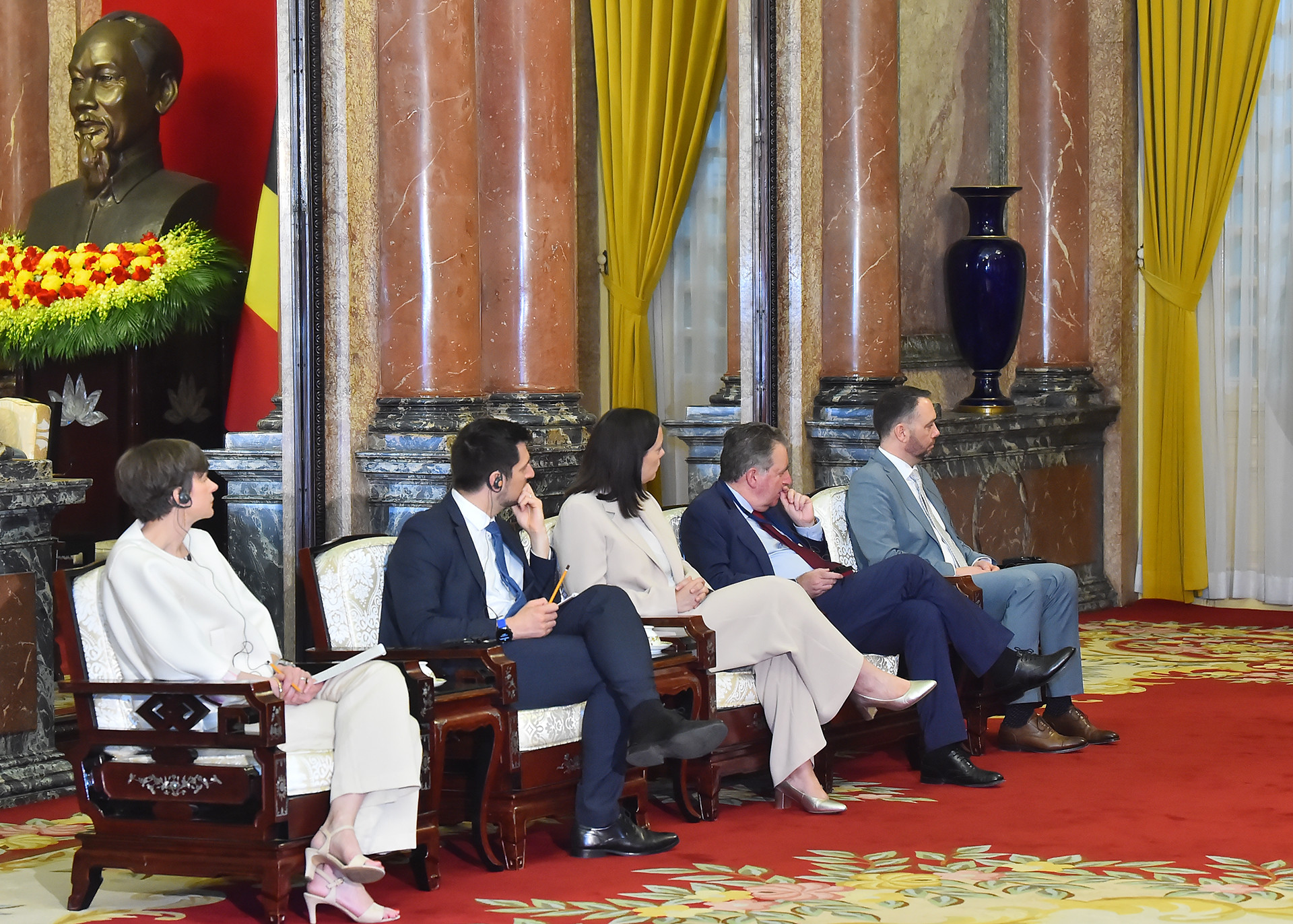 Các đại biểu tháp tùng Nhà vua Vương quốc Bỉ Philippe và Hoàng hậu tại hội kiến.