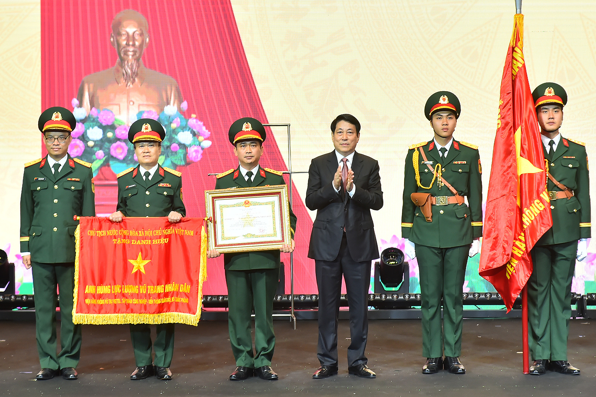 Chủ tịch nước Lương Cường trao tặng danh hiệu Anh hùng Lực lượng vũ trang nhân dân cho Viện Hàng không Vũ trụ Viettel.