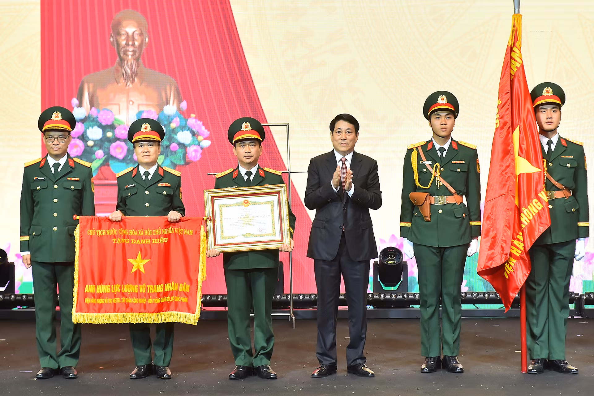 Chủ tịch nước Lương Cường trao tặng danh hiệu Anh hùng Lực lượng vũ trang nhân dân cho Viện Hàng không Vũ trụ Viettel.