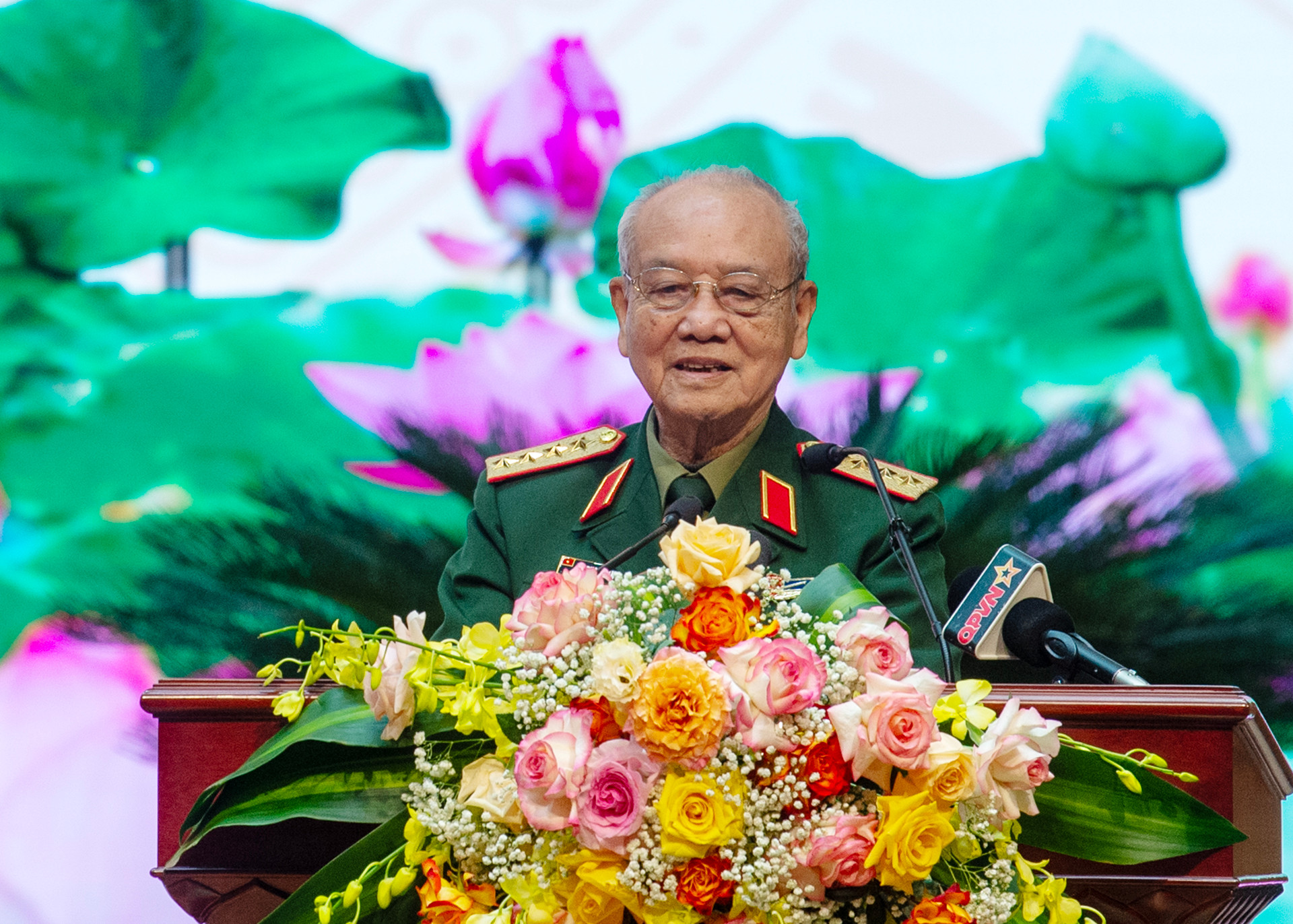 Đại tướng Phạm Văn Trà, nguyên Ủy viên Bộ Chính trị, nguyên Phó bí thư Đảng ủy Quân sự Trung ương (nay là Quân ủy Trung ương), nguyên Bộ trưởng Quốc phòng trình bày tham luận tại hội thảo.