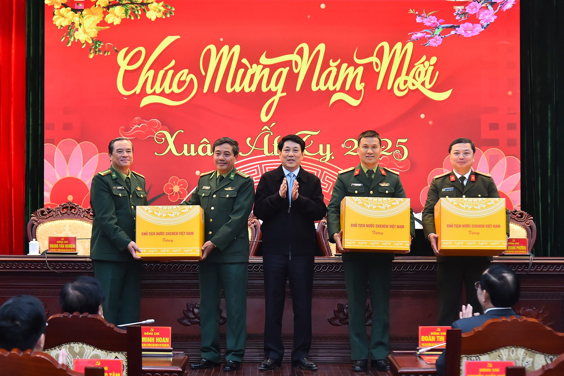 Chủ tịch nước Lương Cường trao quà, tặng các lực lượng vũ trang tỉnh Lạng Sơn. (Ảnh: Thủy Nguyên)