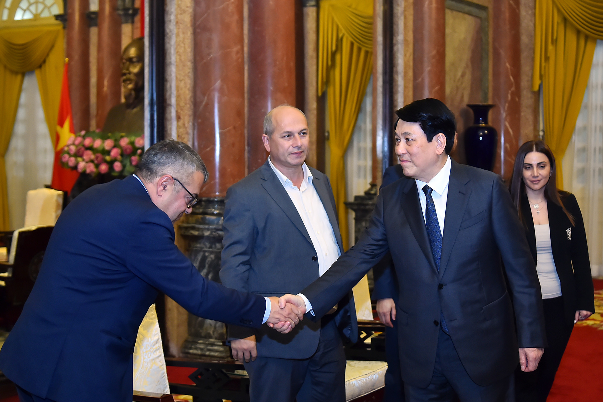 Chủ tịch nước Lương Cường với các thành viên tháp tùng Chủ tịch Quốc hội Cộng hòa Armenia Alen Simonyan tại buổi tiếp.