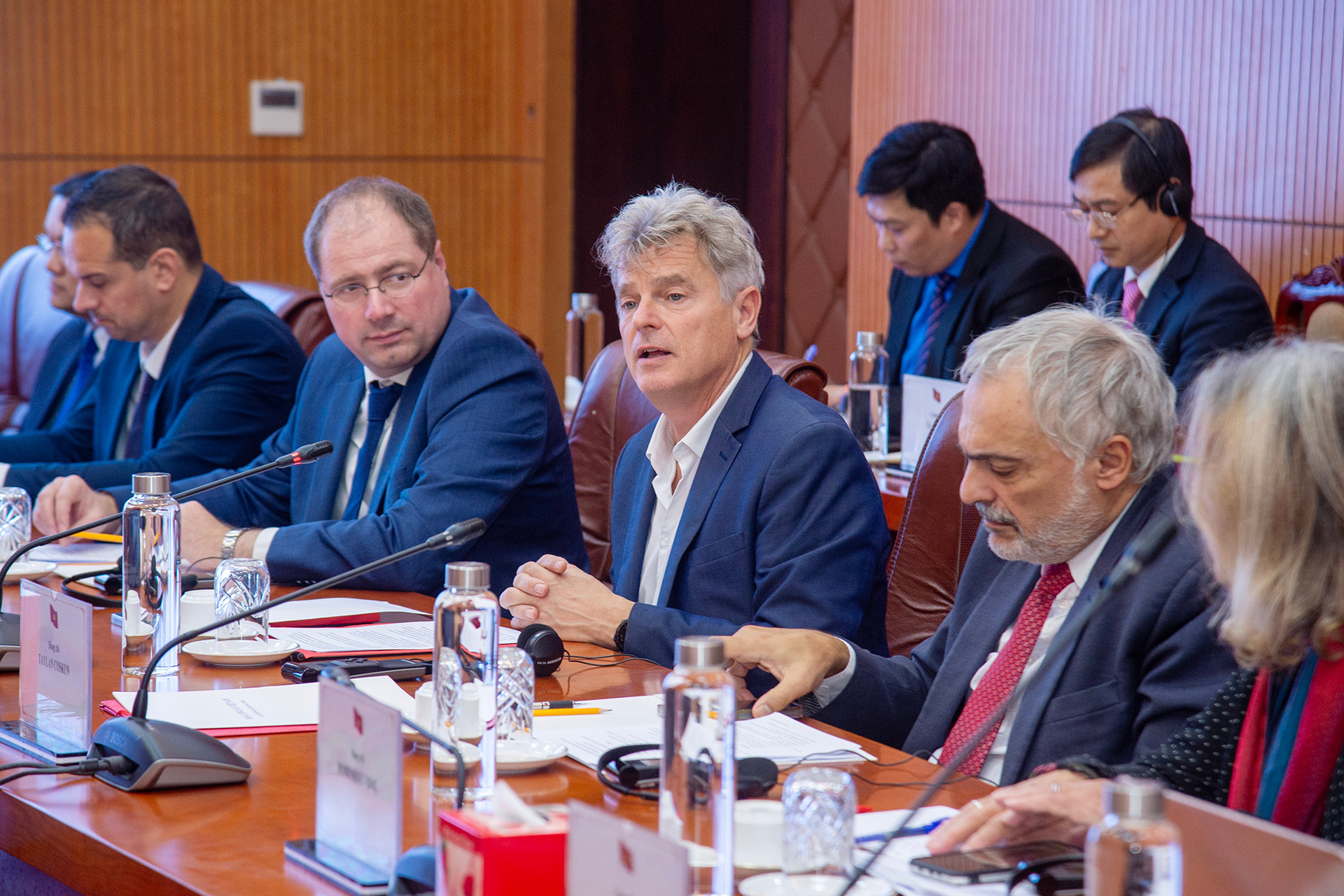 Bí thư toàn quốc Đảng Cộng sản Pháp Fabien Roussel cùng các thành viên tháp tùng tại hội thảo.