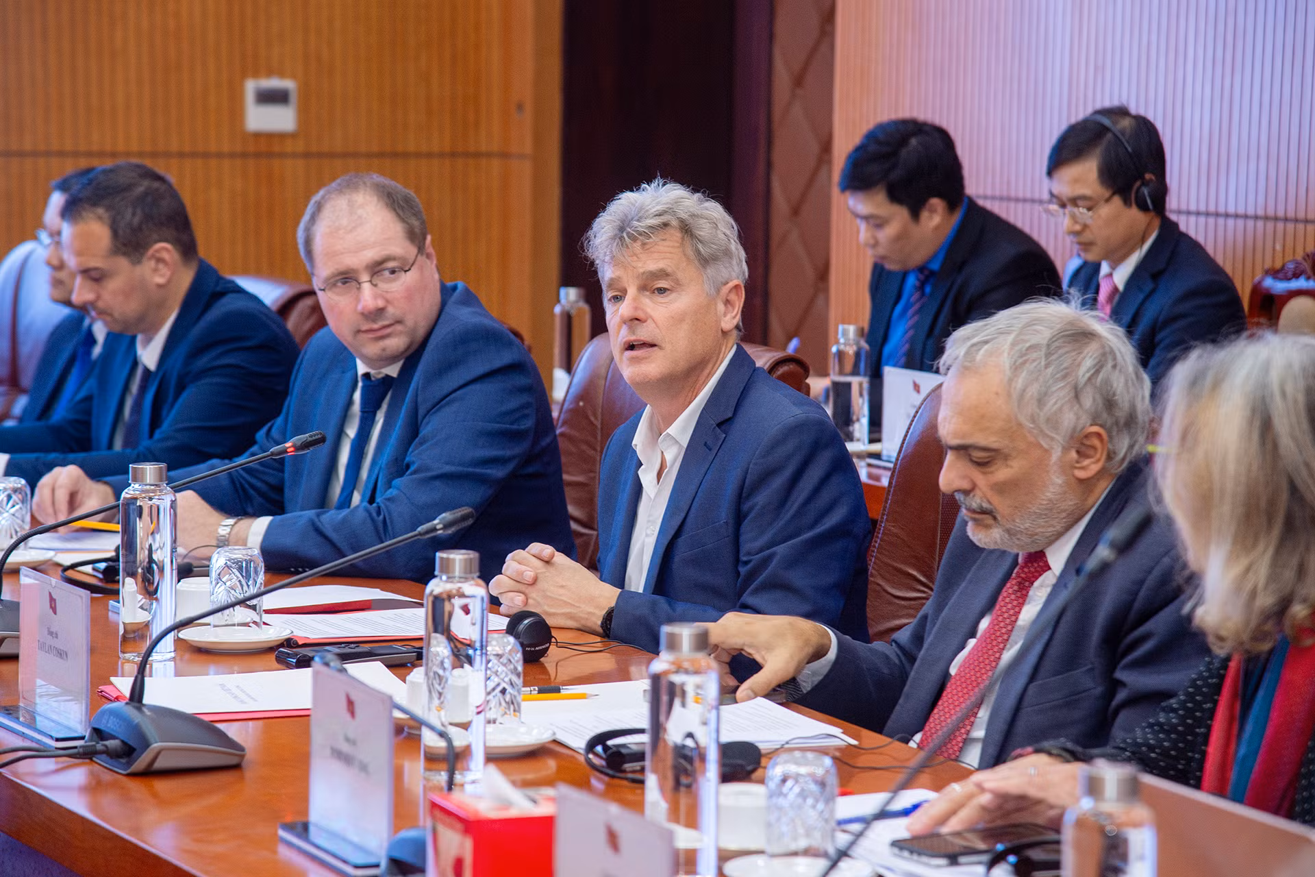 Bí thư toàn quốc Đảng Cộng sản Pháp Fabien Roussel cùng các thành viên tháp tùng tại hội thảo.