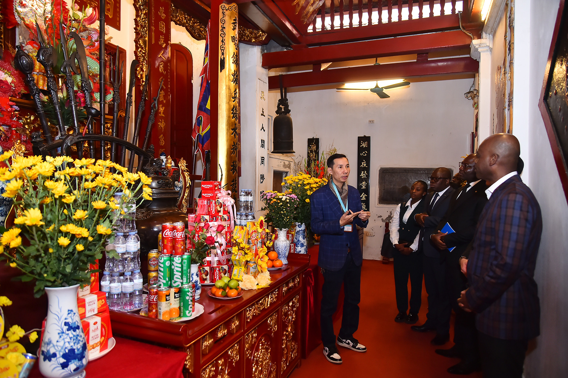 Bộ trưởng Ngoại giao Togo Robert Dussey nghe giới thiệu về văn hóa truyền thống Việt Nam tại đền Ngọc Sơn.