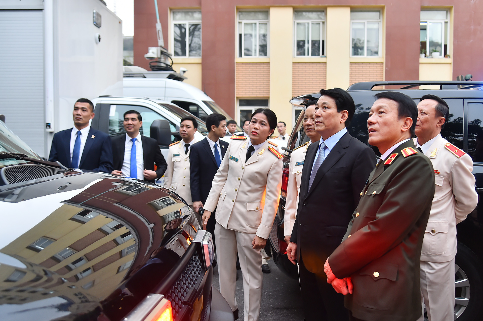 Chủ tịch nước Lương Cường cùng Bộ trưởng Công an Lương Tam Quang kiểm tra trang thiết bị chiến đấu của Bộ Tư lệnh Cảnh vệ.