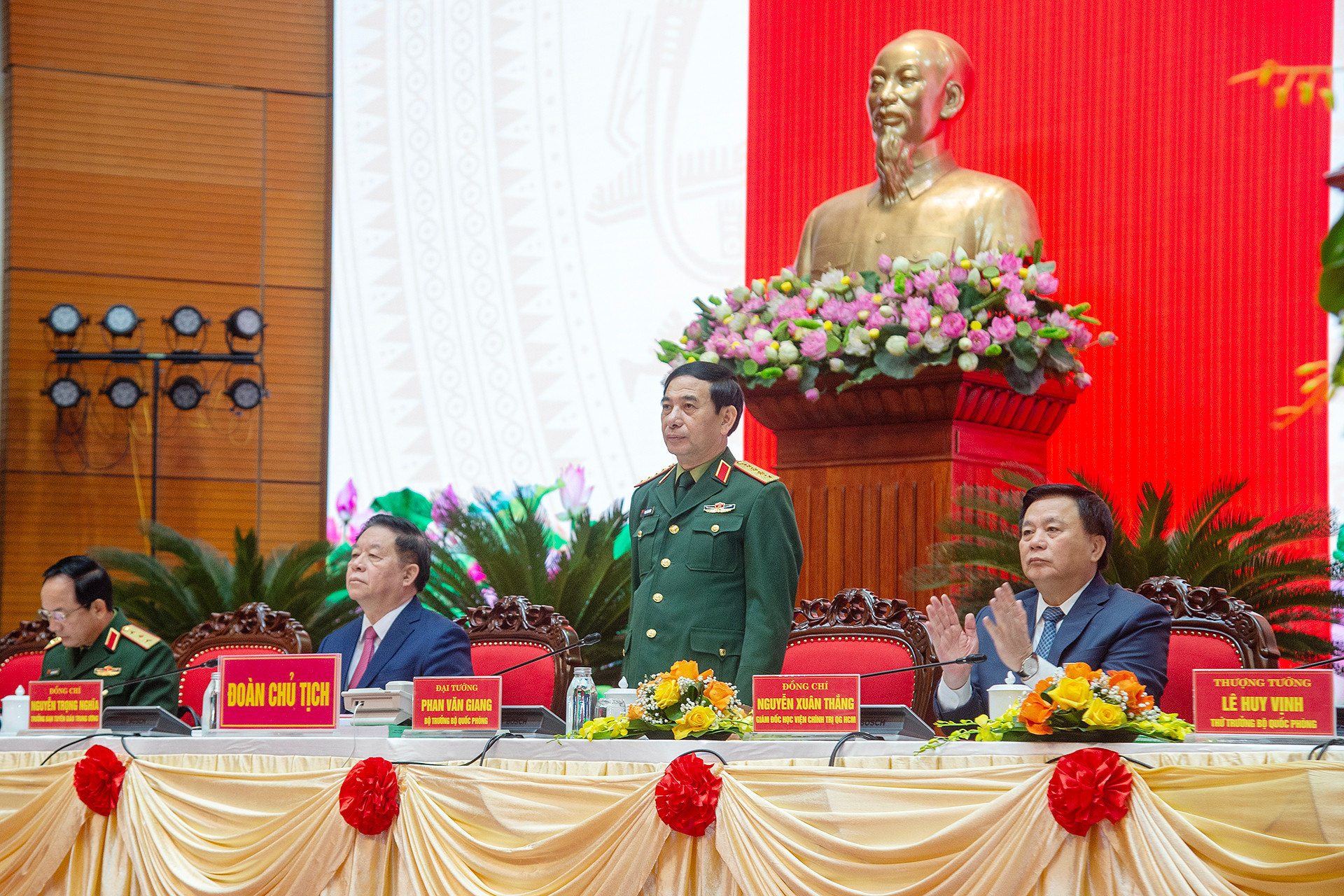 Bộ trưởng Quốc phòng Phan Văn Giang cùng các đại biểu tại hội thảo.