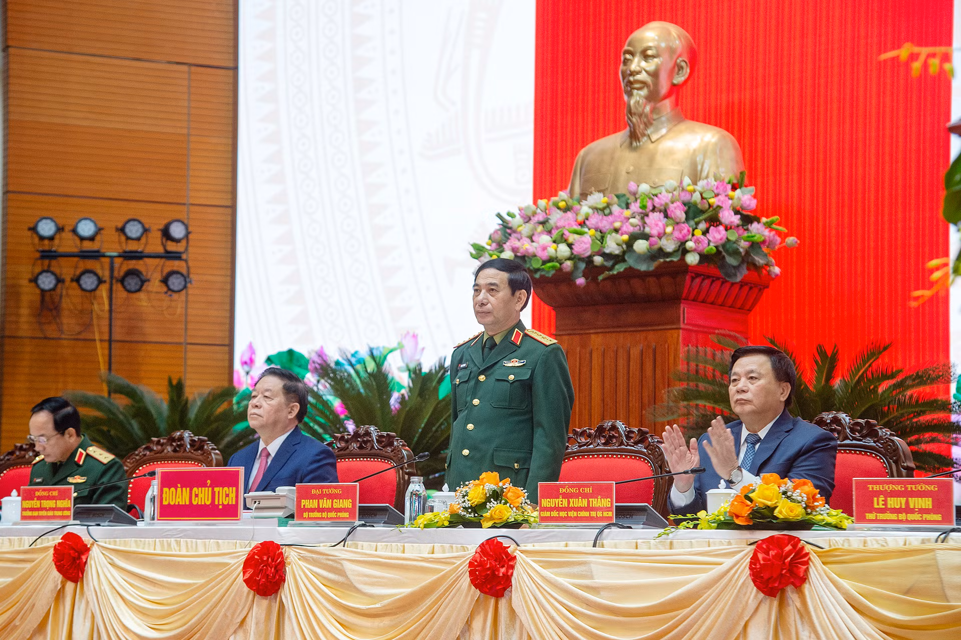 Bộ trưởng Quốc phòng Phan Văn Giang cùng các đại biểu tại hội thảo.