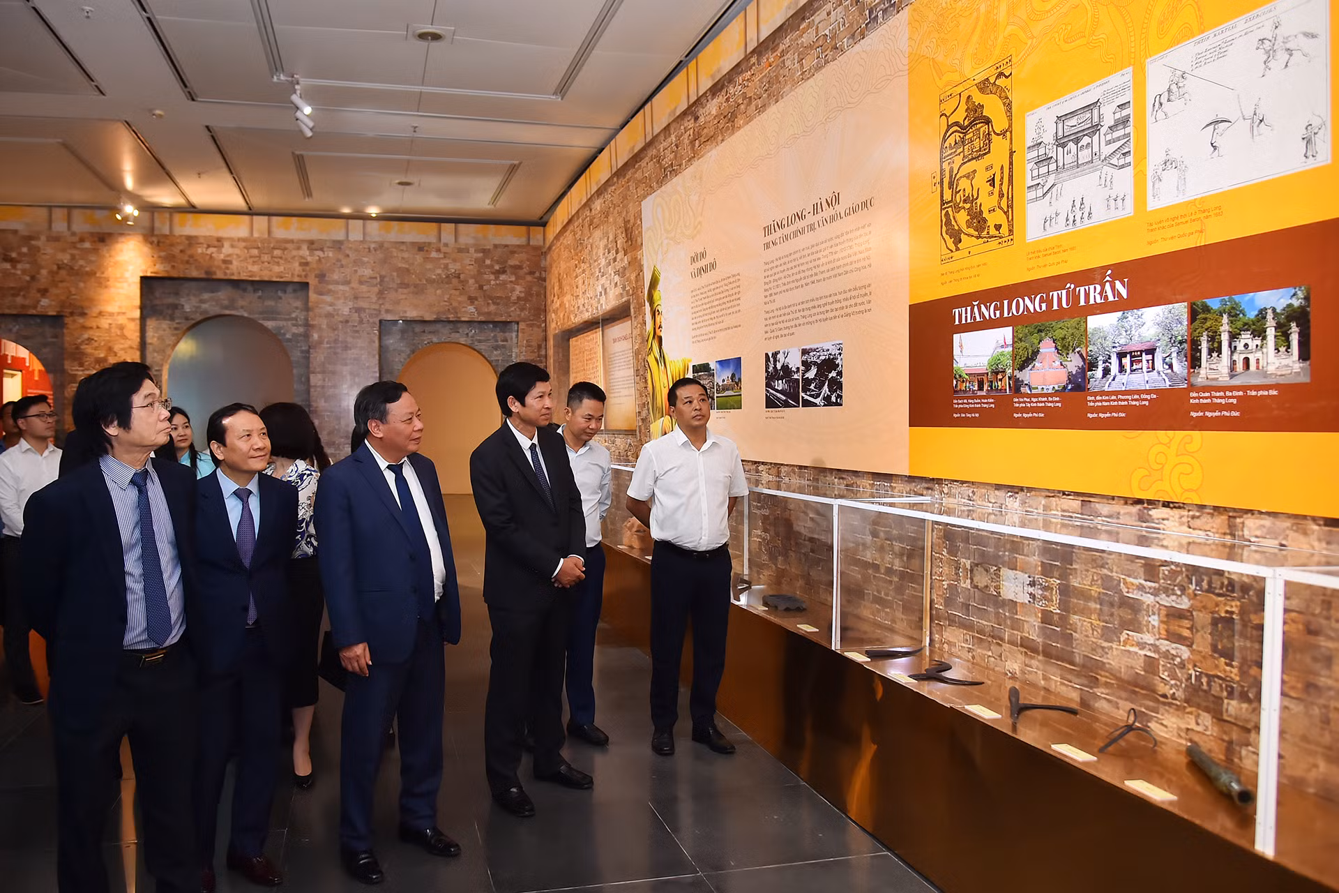 Các đại biểu tham quan trưng bày chuyên đề tại Triển lãm "Thành tựu kinh tế, văn hóa, xã hội của Thủ đô 70 năm xây dựng và phát triển".