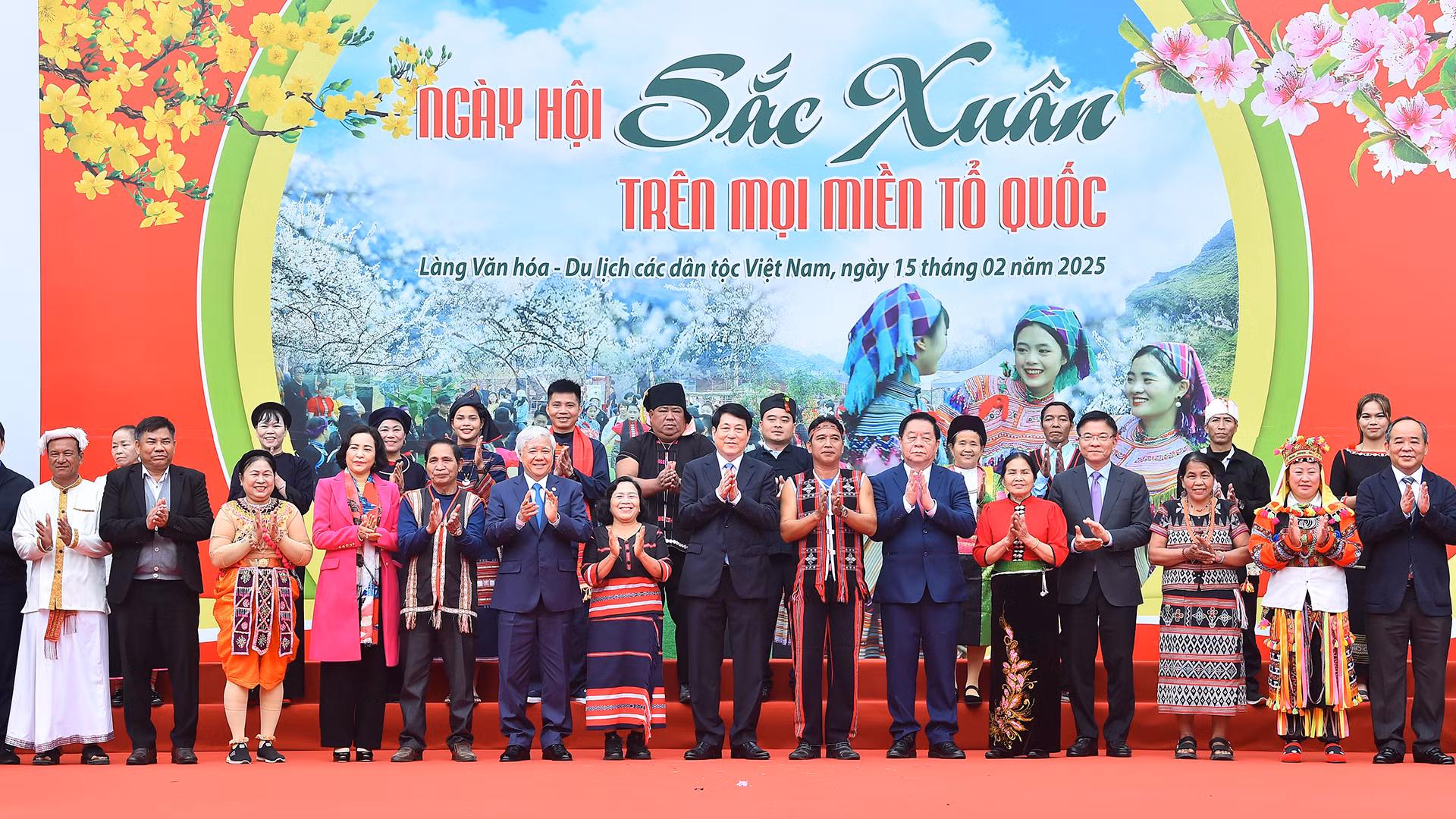 Chủ tịch nước Lương Cường cùng các đồng chí lãnh đạo Đảng, Nhà nước và đồng bào các dân tộc anh em tại Ngày hội "Sắc xuân trên mọi miền Tổ quốc".