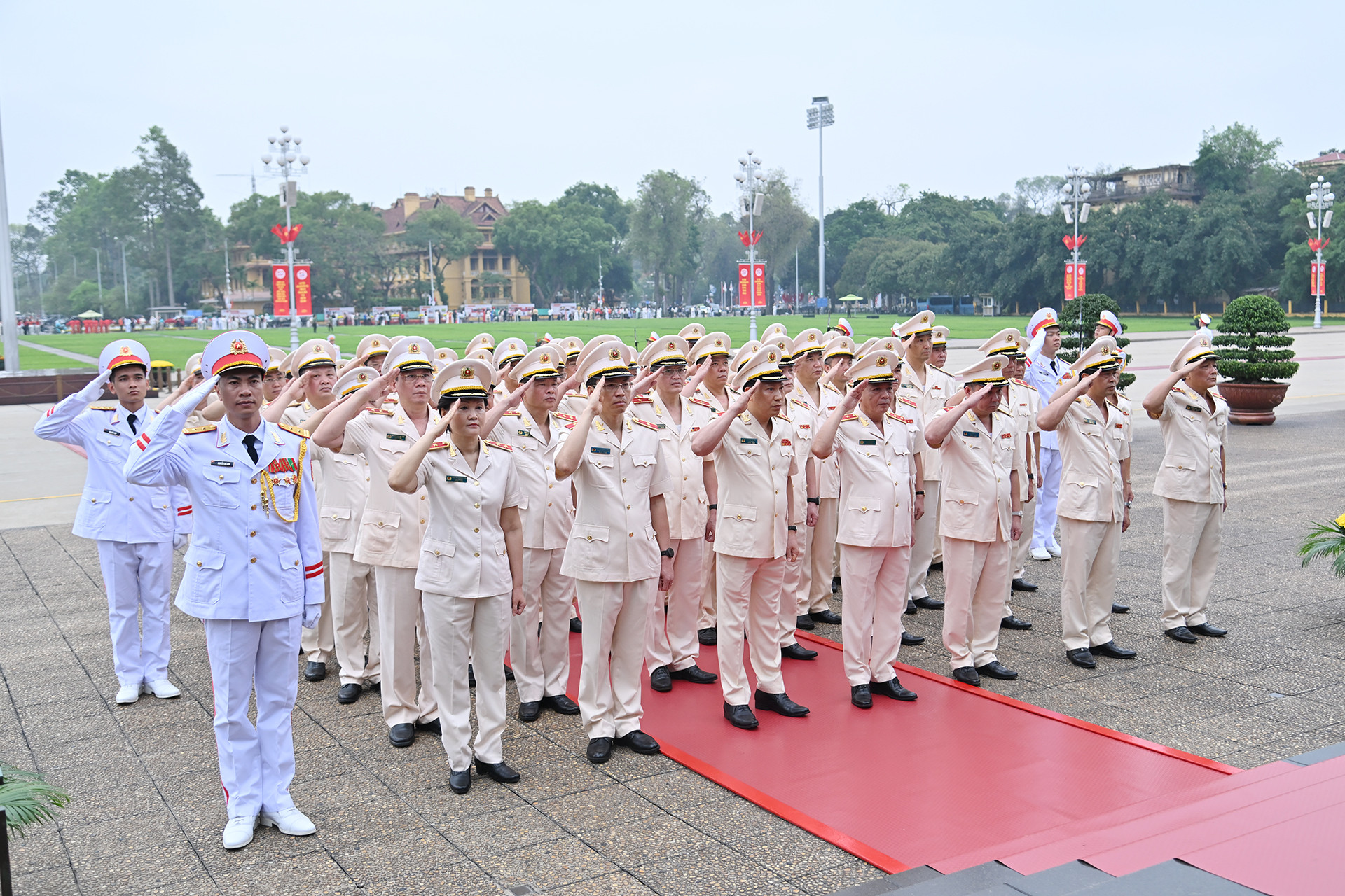 Đoàn đại biểu Đảng ủy Công an Trung ương - Bộ Công an thành kính tưởng nhớ Chủ tịch Hồ Chí Minh.