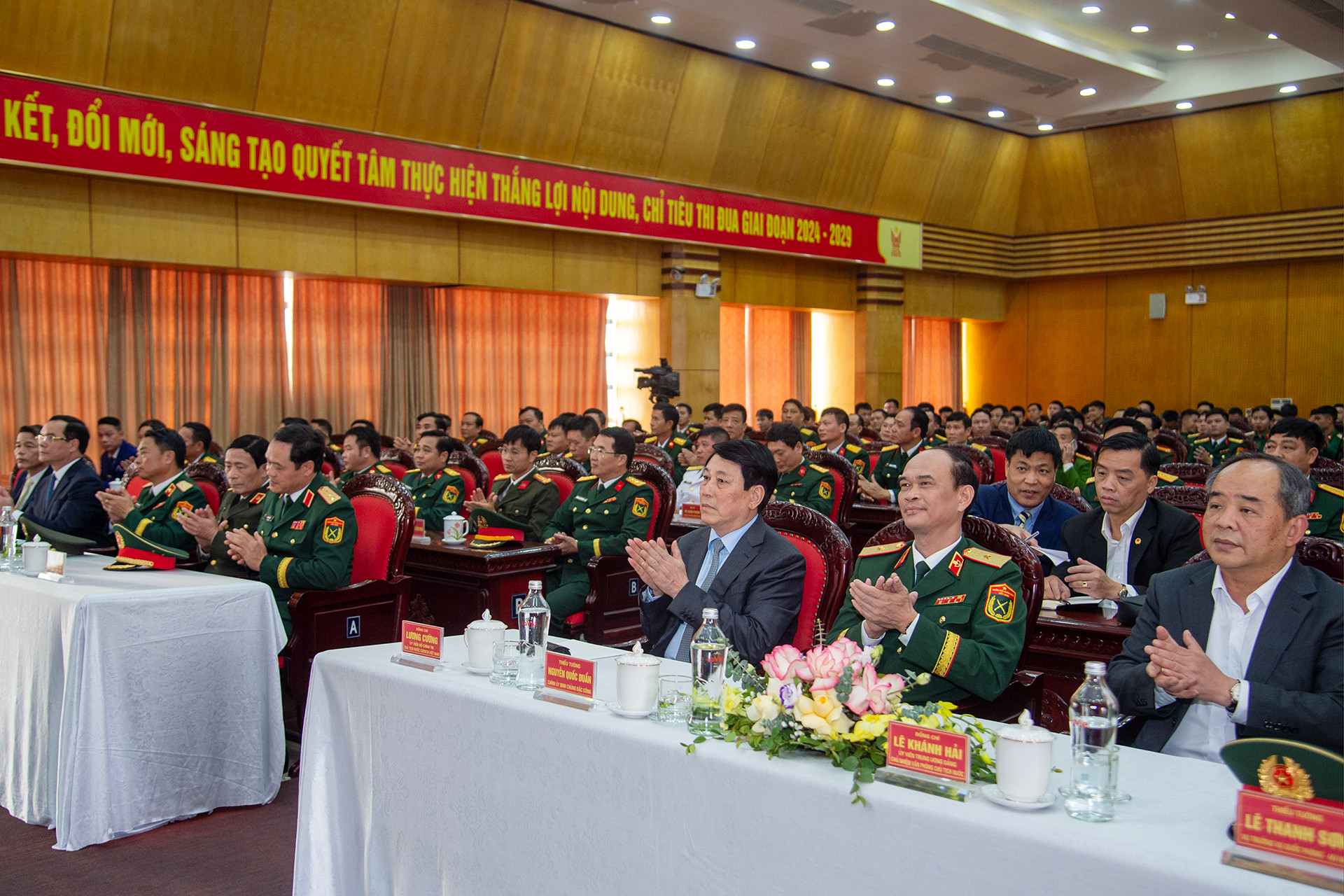 Chủ tịch nước Lương Cường cùng các đại biểu tại buổi làm việc.