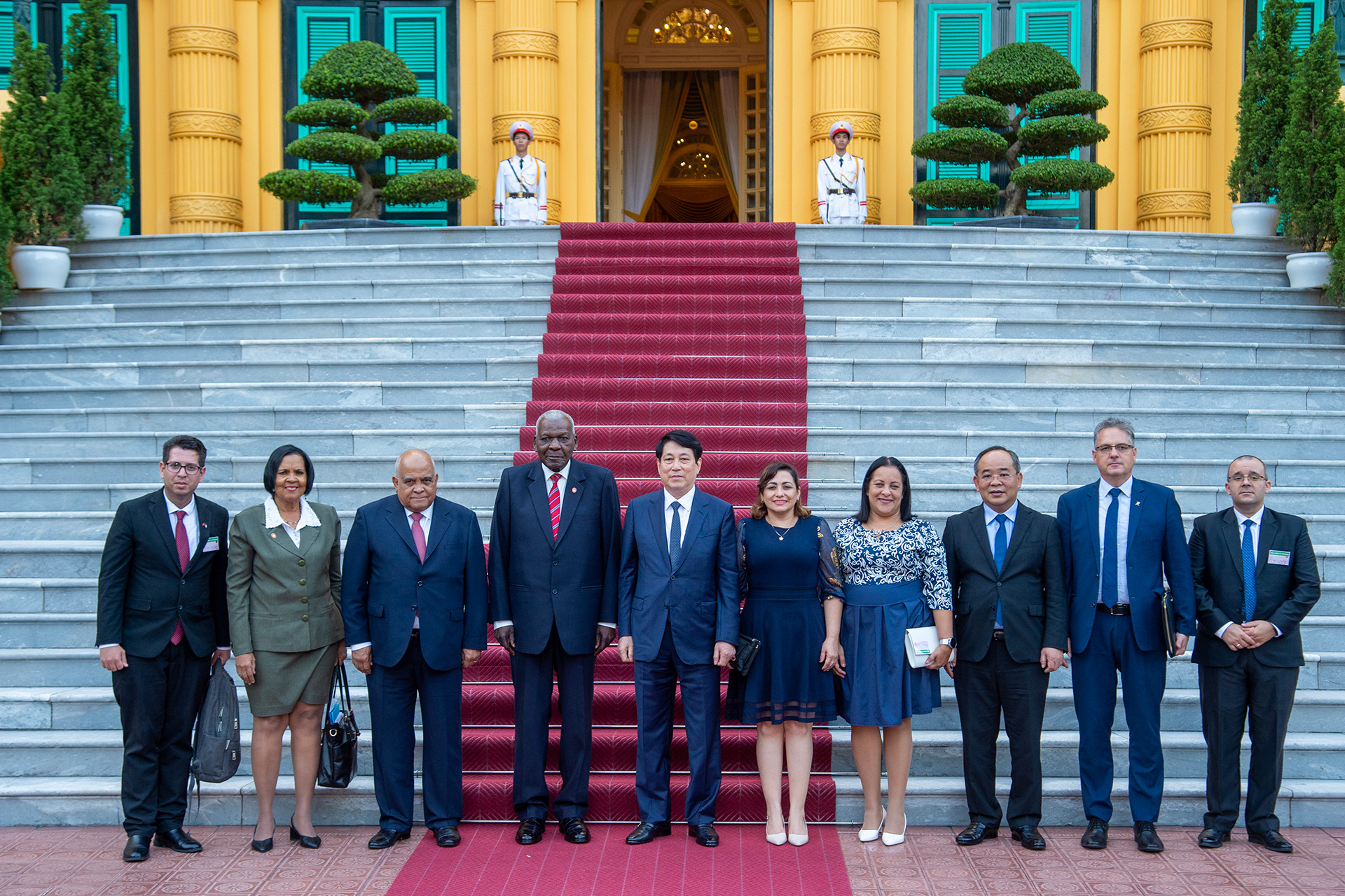 Chủ tịch nước Lương Cường, Chủ tịch Quốc hội Cuba Esteban Lazo Hernandez cùng các đại biểu tại Phủ Chủ tịch.