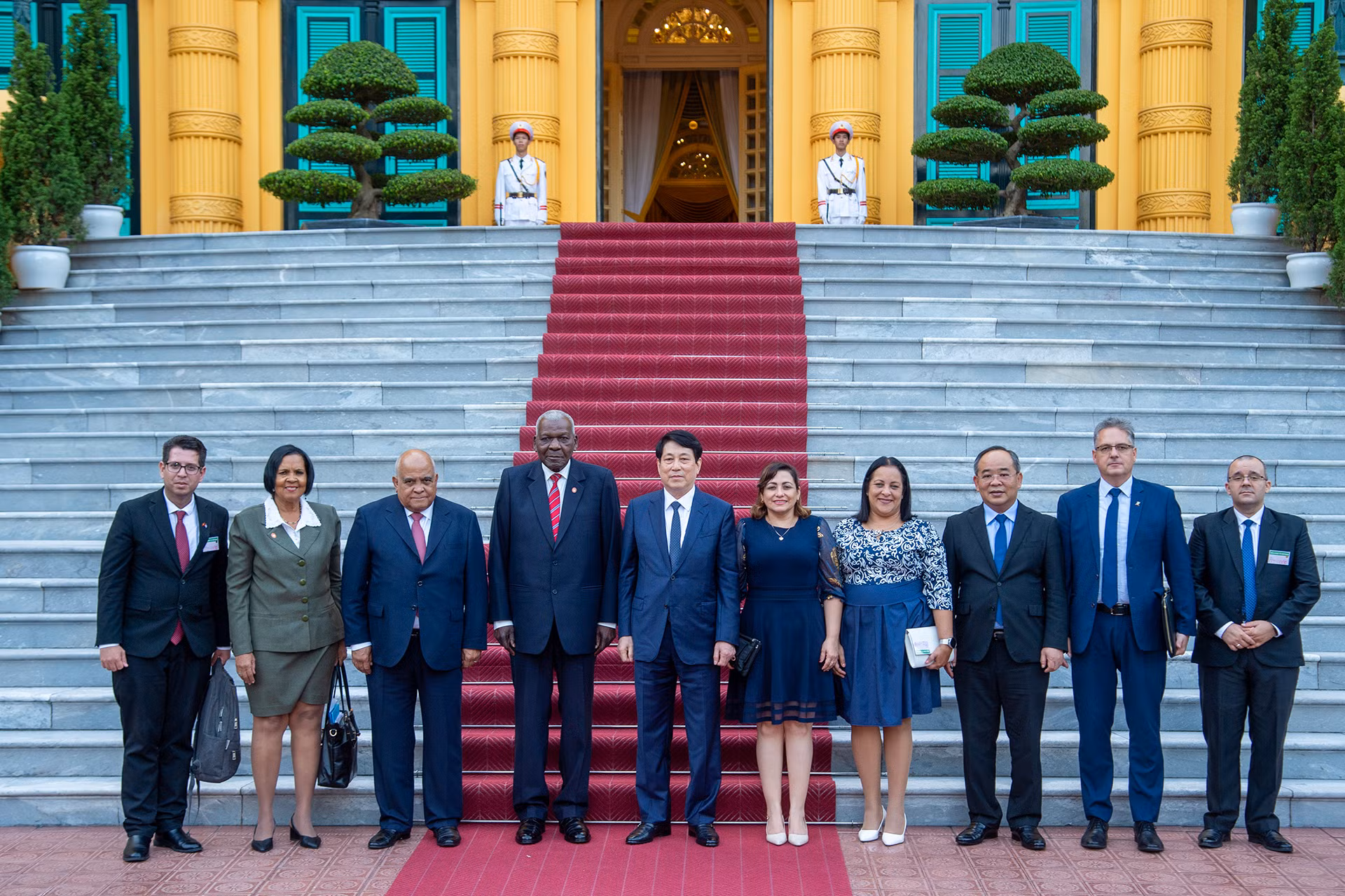 Chủ tịch nước Lương Cường, Chủ tịch Quốc hội Cuba Esteban Lazo Hernandez cùng các đại biểu tại Phủ Chủ tịch. Chủ tịch nước Lương Cường, Chủ tịch Quốc hội Cuba Esteban Lazo Hernandez cùng các đại biểu tại Phủ Chủ tịch.