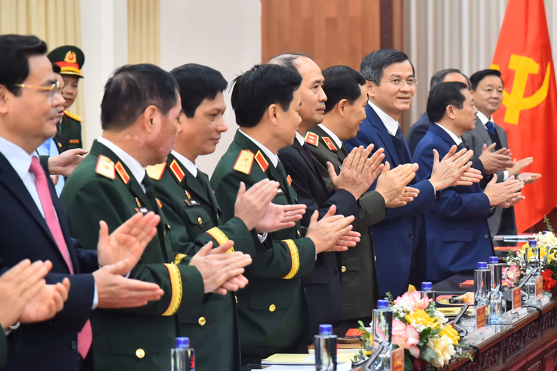 Các đại biểu tại buổi làm việc với Quân đoàn 12.