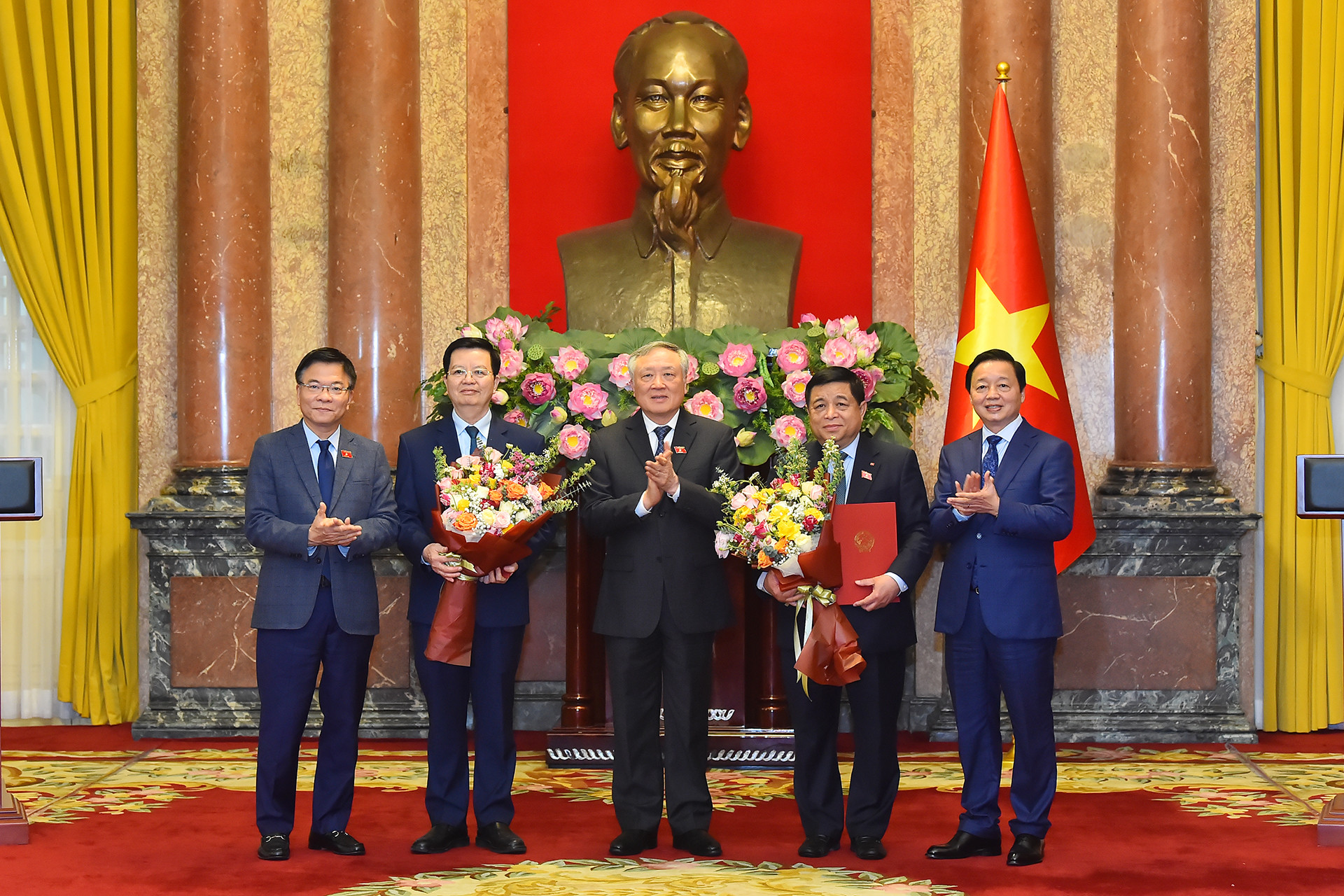 Phó Thủ tướng Thường trực Nguyễn Hoà Bình và các Phó thủ tướng Trần Hồng Hà, Lê Thành Long chúc mừng 2 tân Phó Thủ tướng Chính phủ.