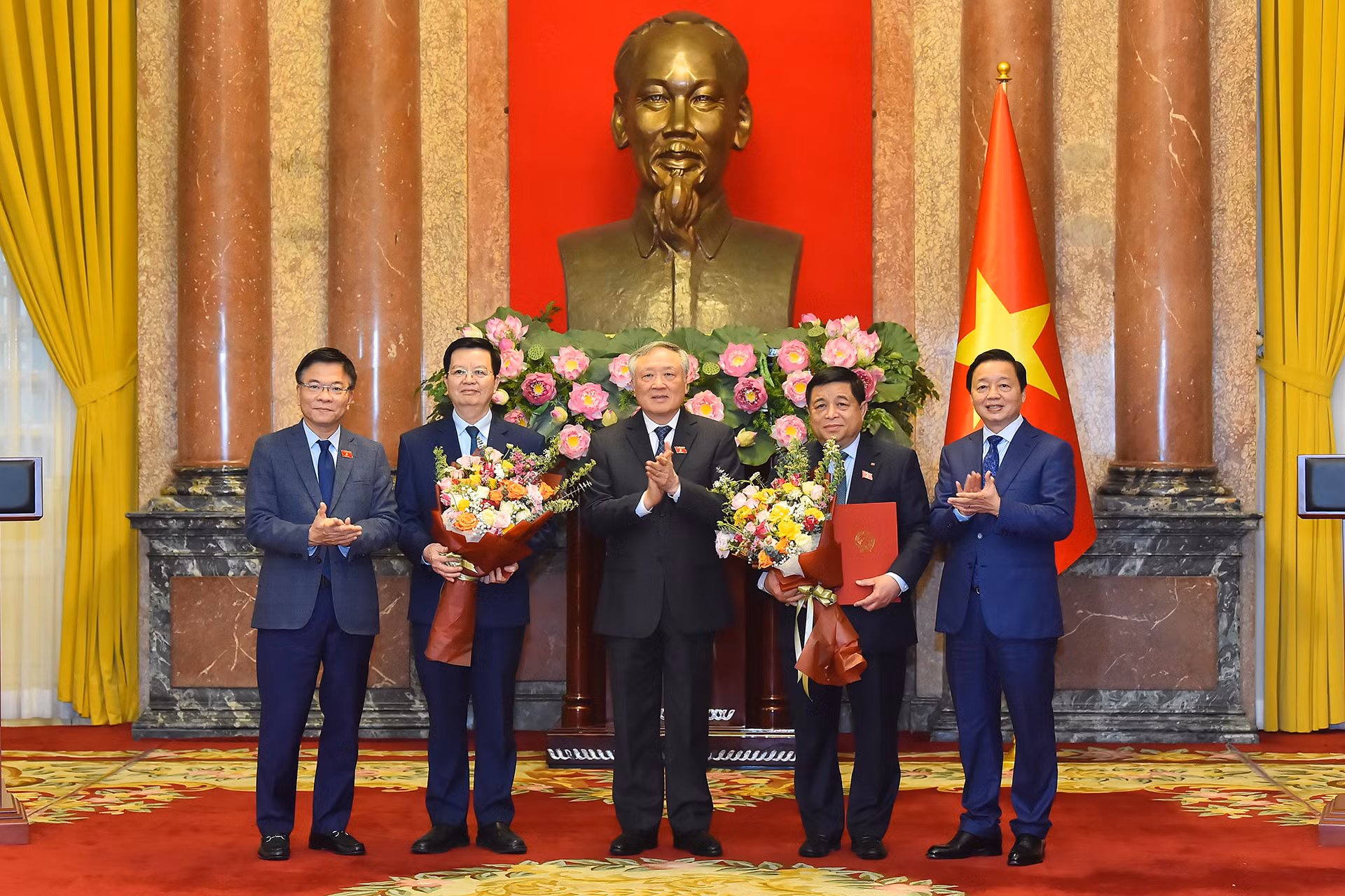 Phó Thủ tướng Thường trực Nguyễn Hoà Bình và các Phó thủ tướng Trần Hồng Hà, Lê Thành Long chúc mừng 2 tân Phó Thủ tướng Chính phủ.