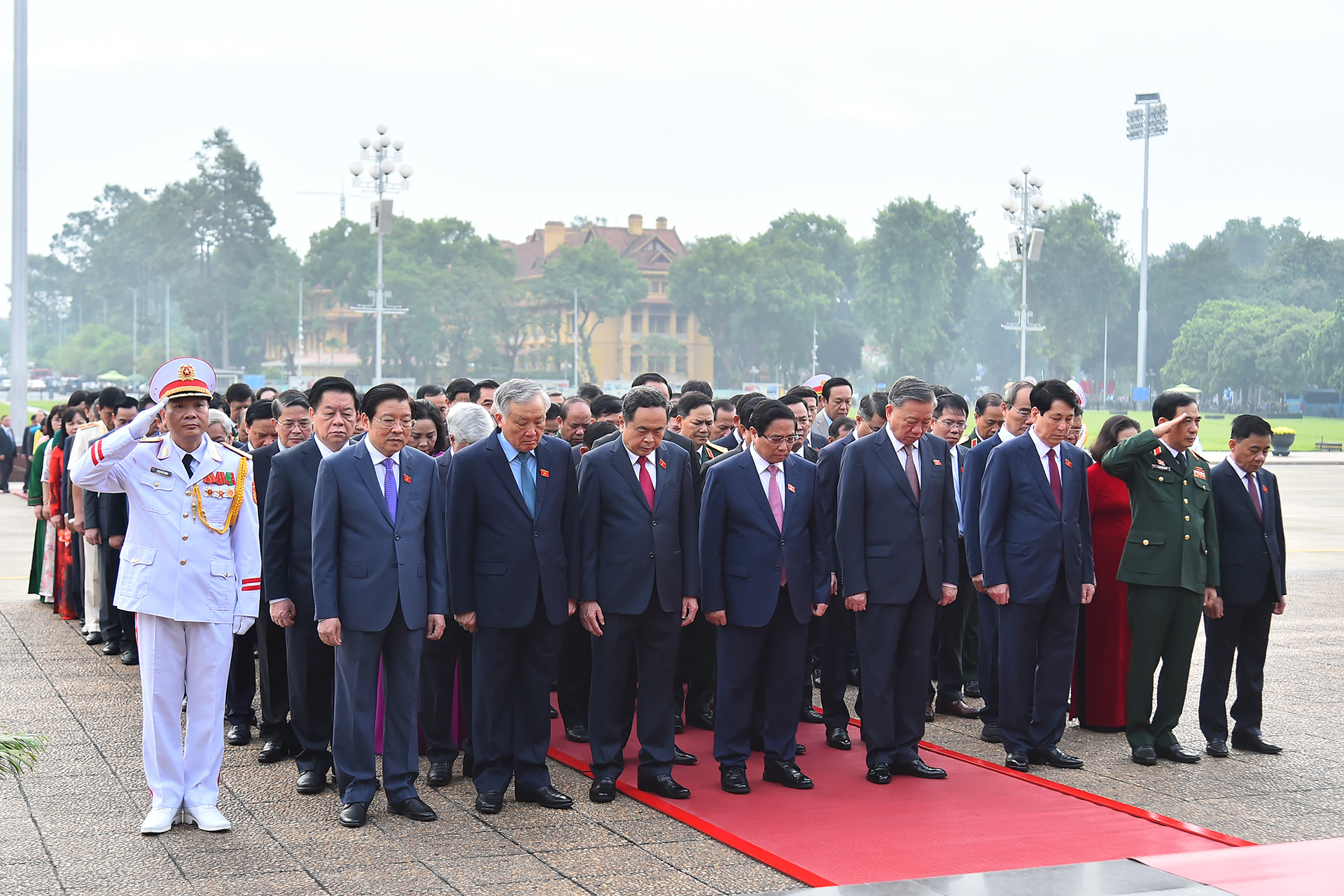 Các đồng chí lãnh đạo Đảng, Nhà nước và các đại biểu Quốc hội thành kính tưởng nhớ Chủ tịch Hồ Chí Minh.