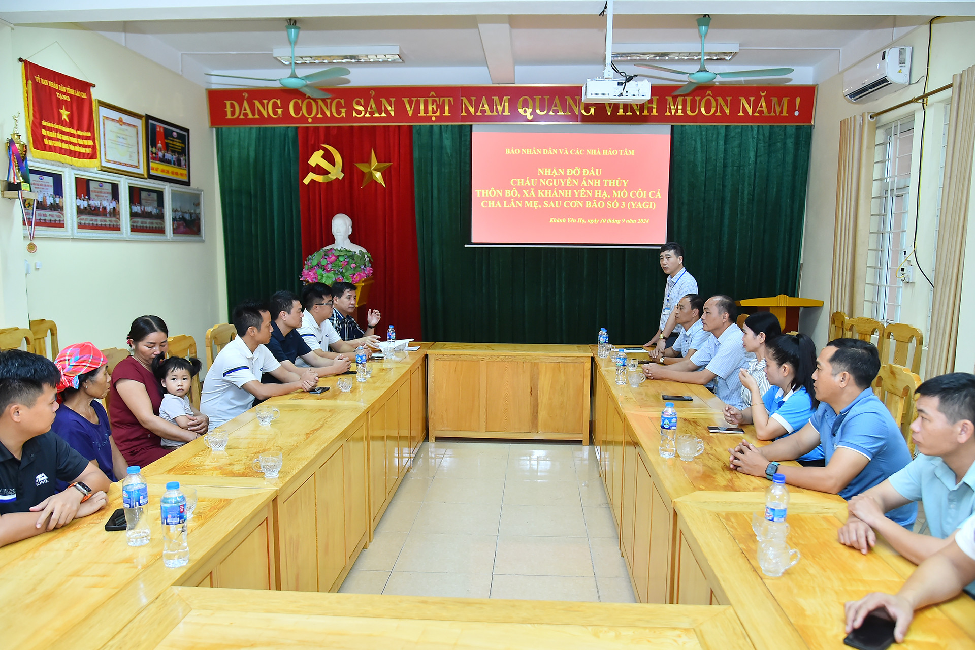 Trước đó, tại xã Yên Khánh Hạ (huyện Văn Bàn), đoàn công tác Báo Nhân Dân và một số doanh nghiệp, nhà hảo tâm đã thăm, tặng quà và nhận đỡ đầu cháu Nguyễn Ánh Thủy (sinh năm 2022). Bố và mẹ cháu Thủy đều là công nhân, nhân viên Nhà máy thủy điện Nậm Lúc, huyện Bắc Hà, tỉnh Lào Cai, bị đất vùi lấp và tử vong trong đợt hoàn lưu bão số 3 vừa qua).