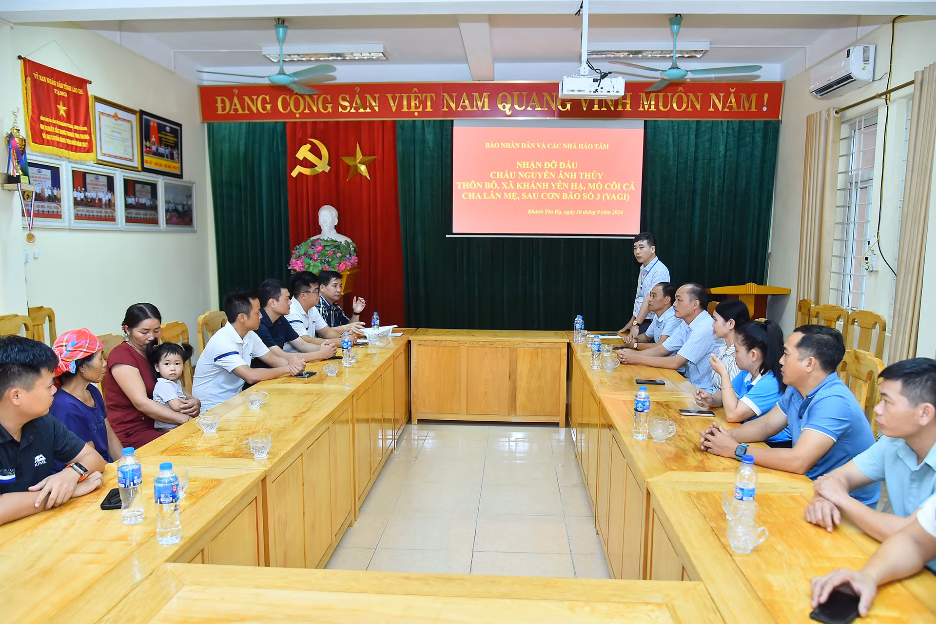 Trước đó, tại xã Yên Khánh Hạ (huyện Văn Bàn), đoàn công tác Báo Nhân Dân và một số doanh nghiệp, nhà hảo tâm đã thăm, tặng quà và nhận đỡ đầu cháu Nguyễn Ánh Thủy (sinh năm 2022). Bố và mẹ cháu Thủy đều là công nhân, nhân viên Nhà máy thủy điện Nậm Lúc, huyện Bắc Hà, tỉnh Lào Cai, bị đất vùi lấp và tử vong trong đợt hoàn lưu bão số 3 vừa qua).