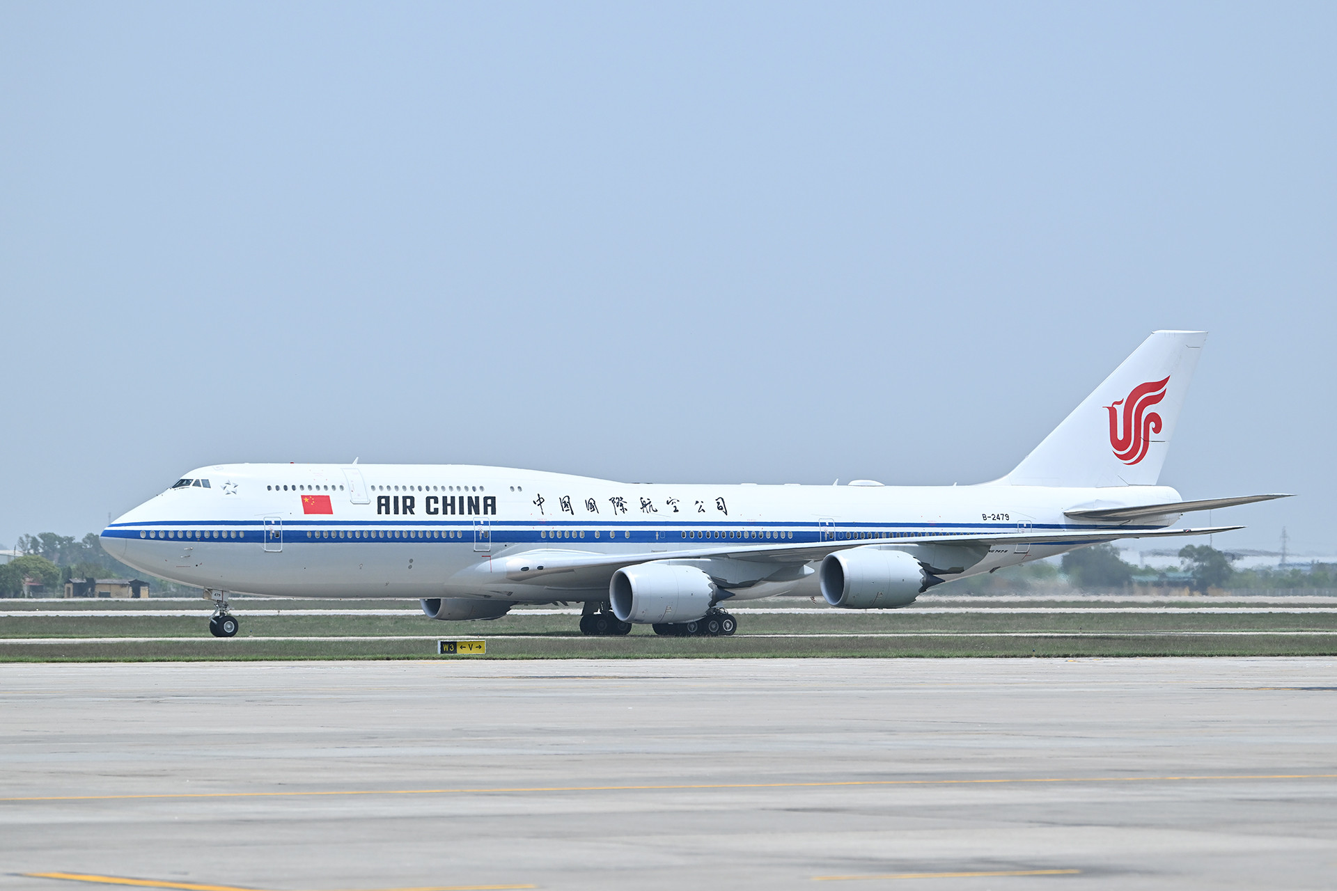 Chuyên cơ đưa Tổng Bí thư, Chủ tịch Trung Quốc Tập Cận Bình thăm cấp Nhà nước tới Việt Nam hạ cánh tại Sân bay Quốc tế Nội Bài (thành phố Hà Nội).