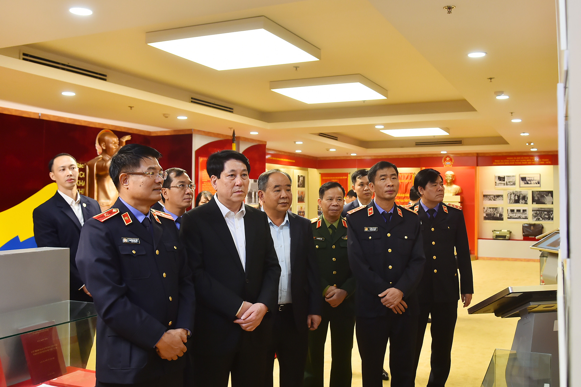 Chủ tịch nước Lương Cường tham quan Phòng Truyền thống của Viện Kiểm sát nhân dân tối cao.