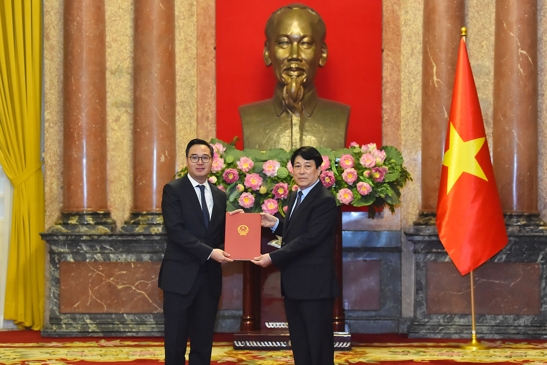 Chủ tịch nước Lương Cường trao Quyết định phong hàm Đại sứ nước Cộng hòa xã hội Chủ nghĩa Việt Nam bậc I cho Phó Vụ trưởng, Phó Chánh Văn phòng Bộ Ngoại giao Ngô Toàn Thắng.