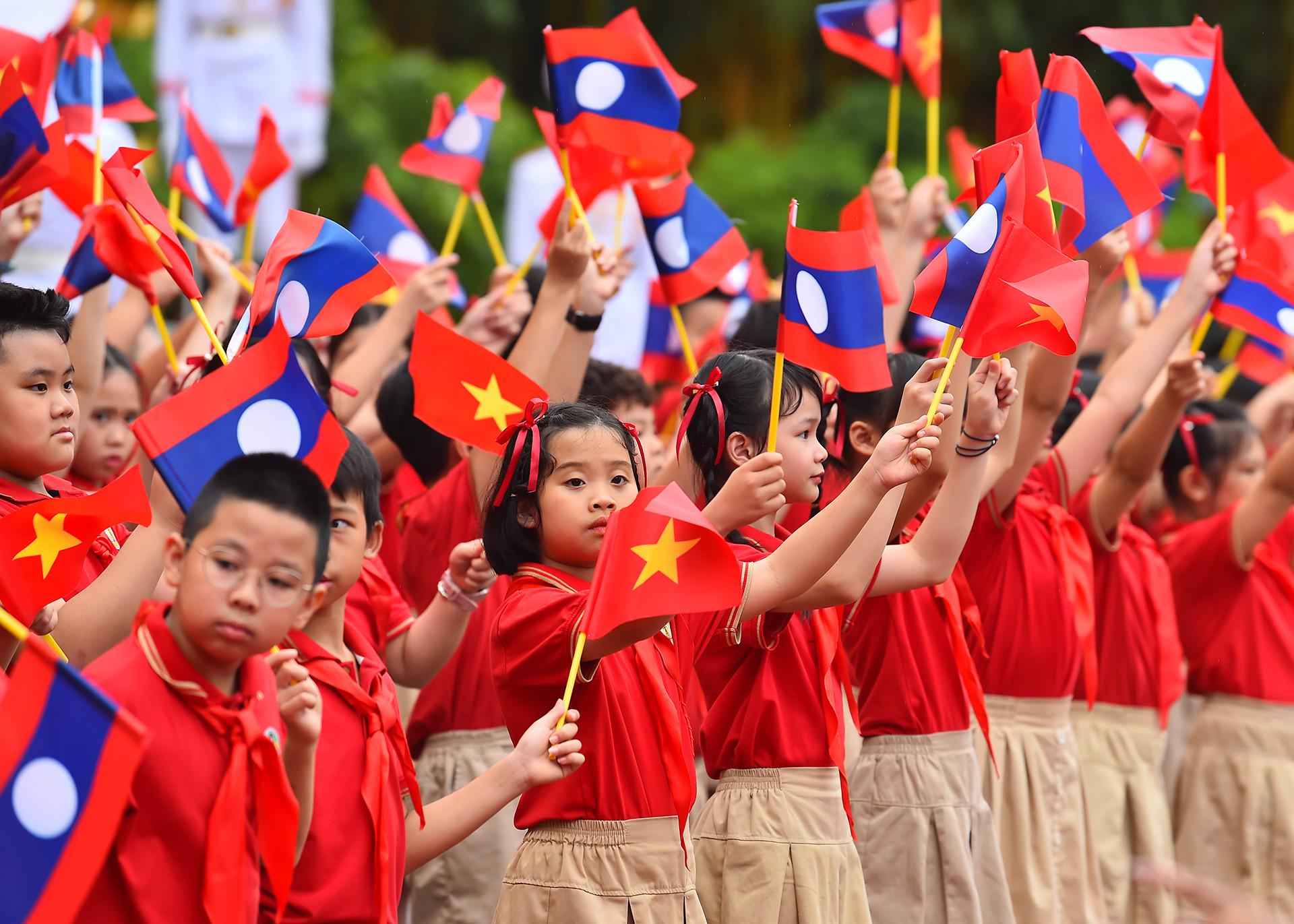 Chuyến thăm của Tổng Bí thư, Chủ tịch nước Lào Thongloun Sisoulith và Phu nhân cùng đoàn đại biểu cấp cao tháp tùng được thực hiện trong bối cảnh hai Đảng, hai nước đang tích cực triển khai thực hiện Nghị quyết Đại hội mỗi đảng đã đề ra, đồng thời chuẩn bị tốt đại hội các cấp tiến tới Đại hội lần thứ XIV của Đảng Cộng sản Việt Nam và Đại hội lần thứ XII của Đảng Nhân dân Cách mạng Lào.