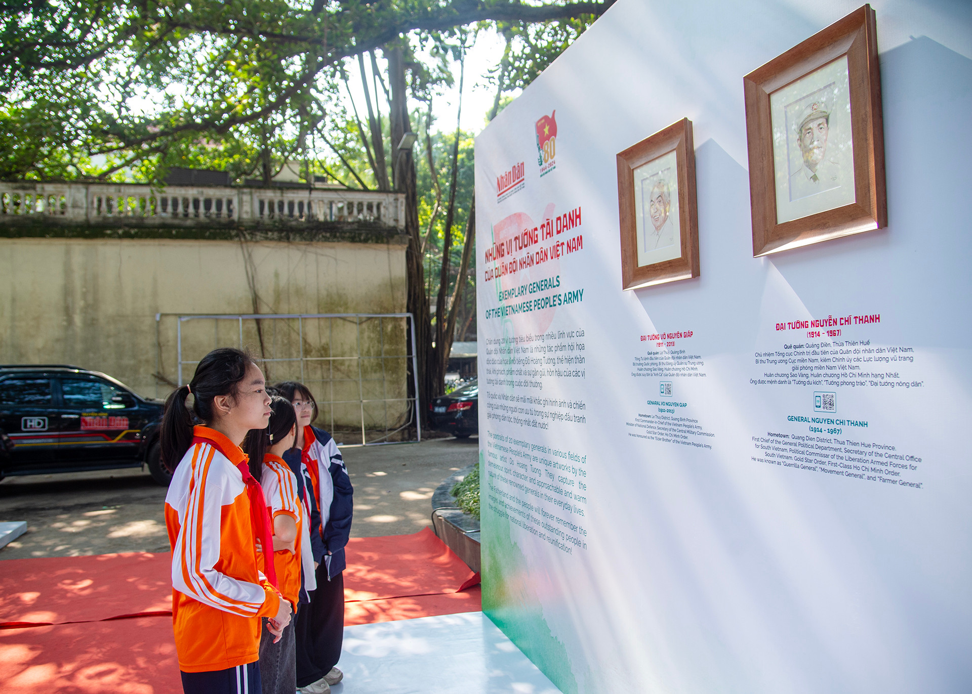 Các em học sinh Trường THCS Hoàn Kiếm tìm hiểu về các vị tướng tài danh của Quân đội nhân dân Việt Nam tại triển lãm.