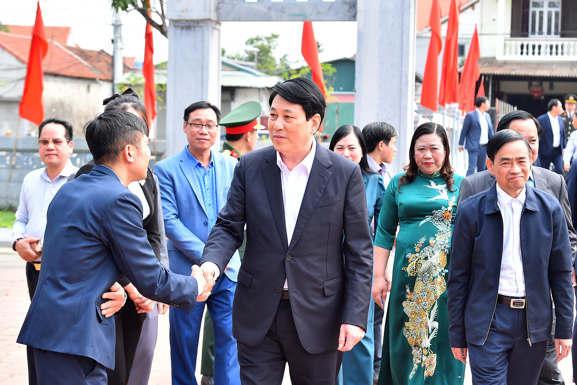 Chủ tịch nước Lương Cường với các đồng chí lãnh đạo địa phương tại Nhà thờ thân mẫu Chủ tịch Hồ Chí Minh Hoàng Thị Loan.