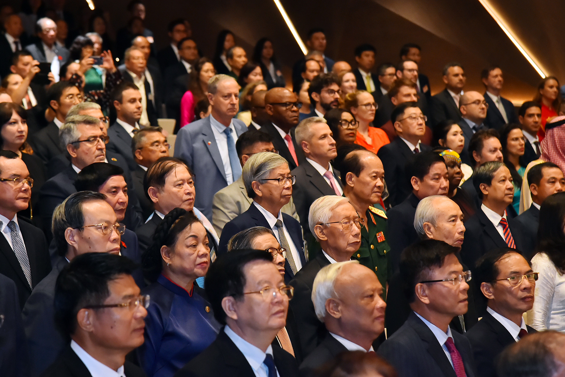 Các đồng chí lãnh đạo, nguyên lãnh đạo Đảng, Nhà nước và các đại biểu khách mời thực hiện nghi lễ chào cờ tại lễ kỷ niệm.