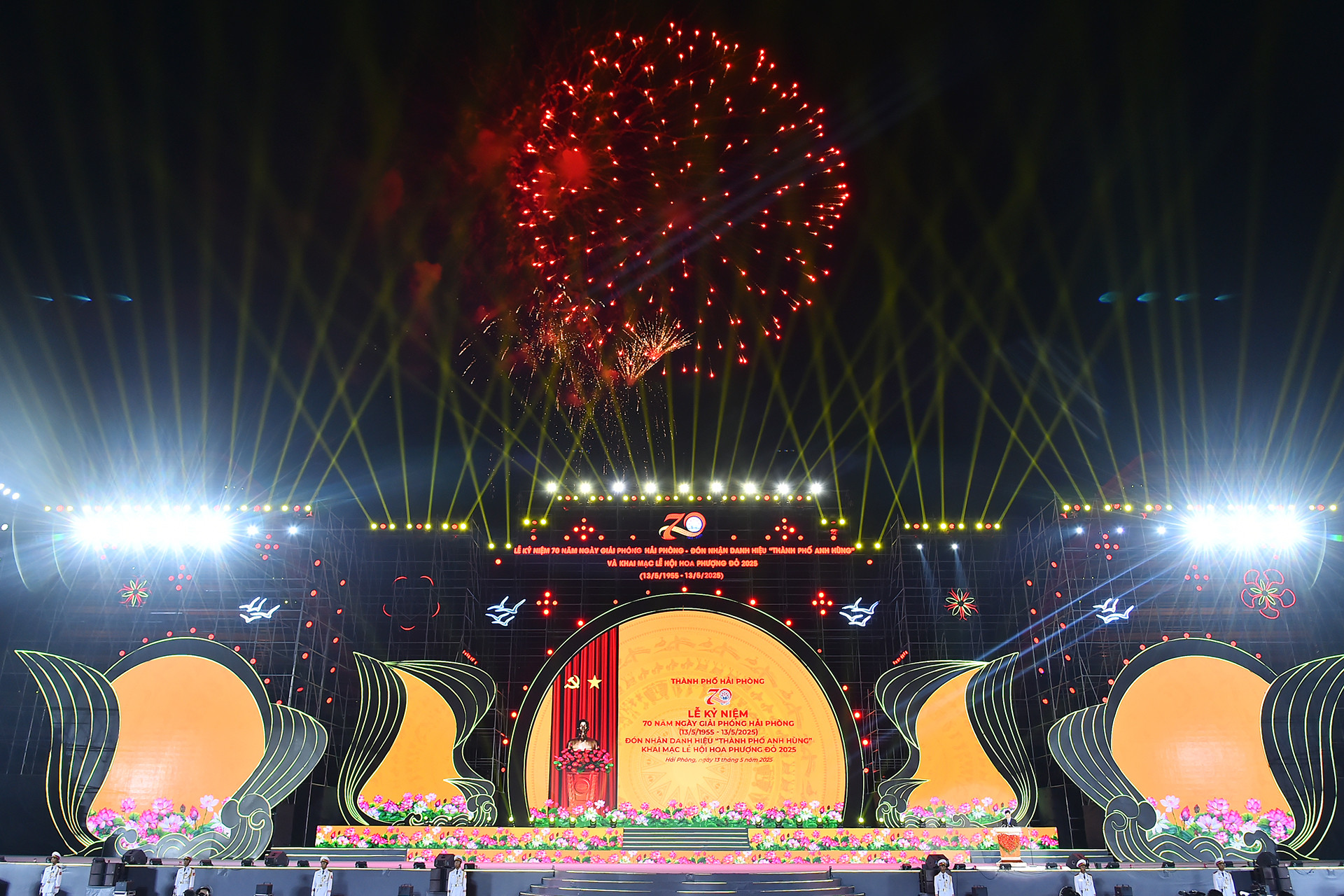 Pháo hoa rực rỡ chào mừng ngày lễ lớn của thành phố Hải Phòng.