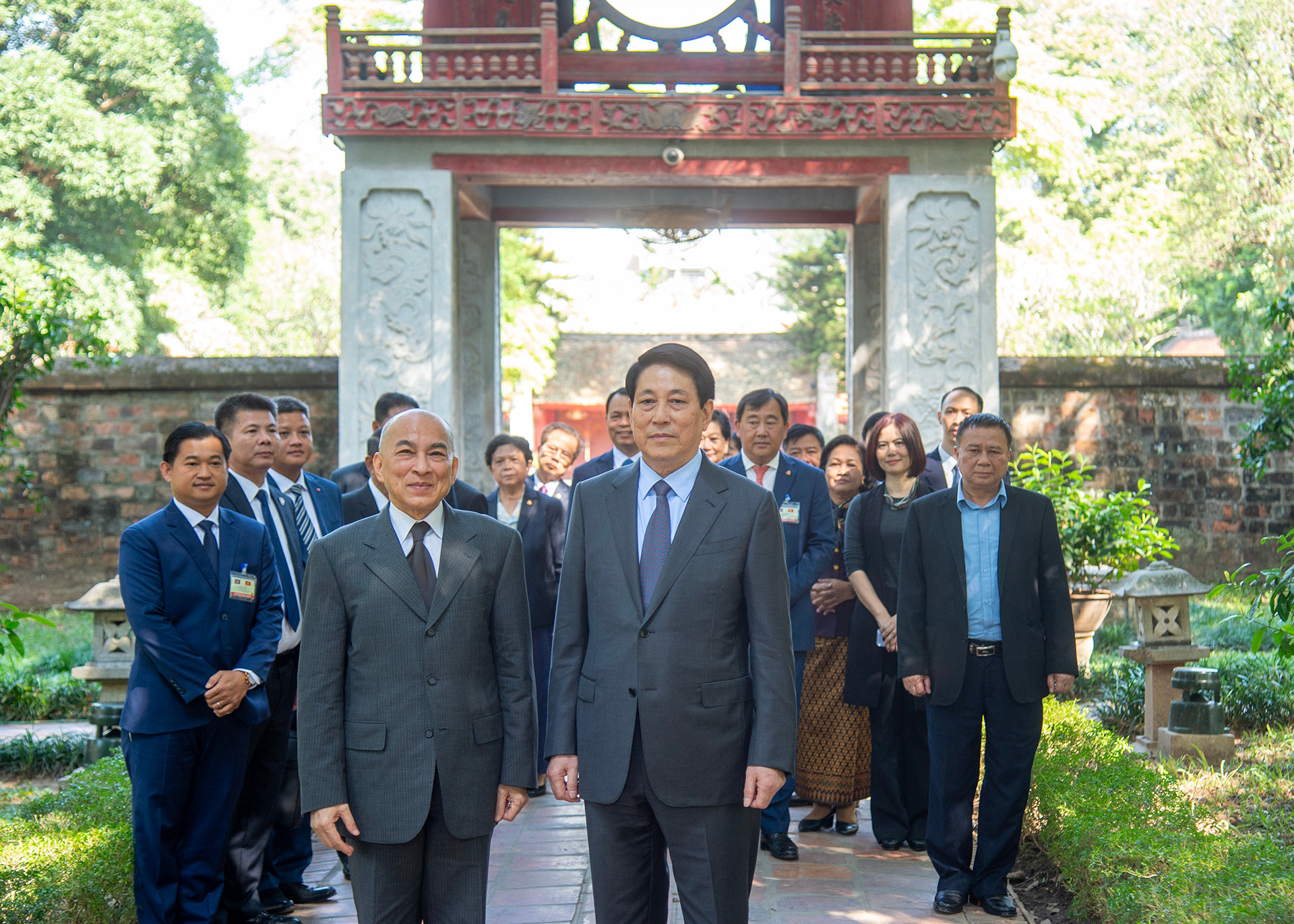 Chủ tịch nước Lương Cường cùng Quốc vương Campuchia Norodom Sihamoni và các đại biểu tại Di tích Quốc gia đặc biệt Văn Miếu-Quốc Tử Giám. Chủ tịch nước Lương Cường cùng Quốc vương Campuchia Norodom Sihamoni và các đại biểu tại Di tích Quốc gia đặc biệt Văn Miếu-Quốc Tử Giám.