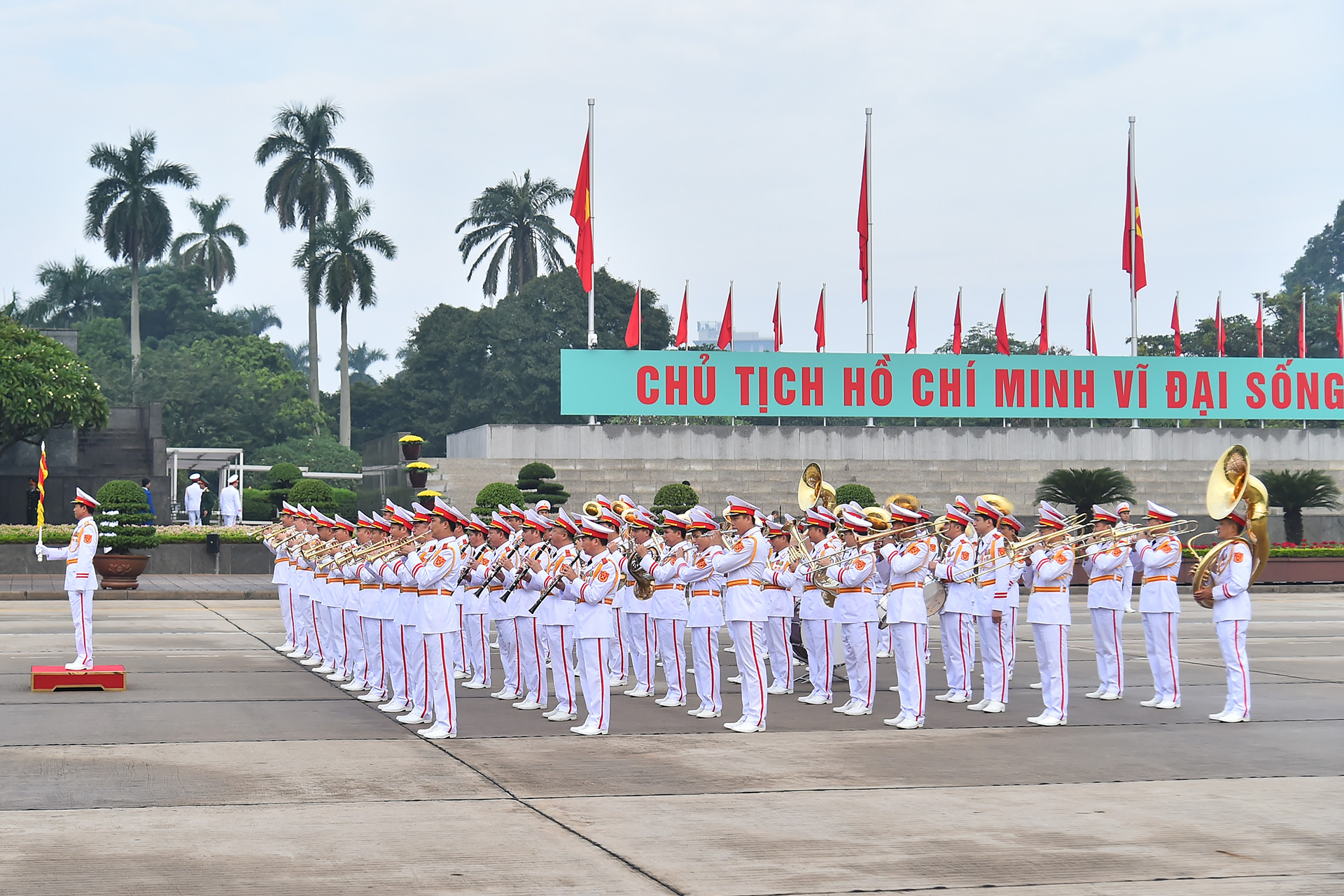 Đoàn Quân nhạc thực hiện nghi thức tại Quảng trường Ba Đình, trước lễ khai mạc Kỳ họp thứ 8, Quốc hội khóa XV.